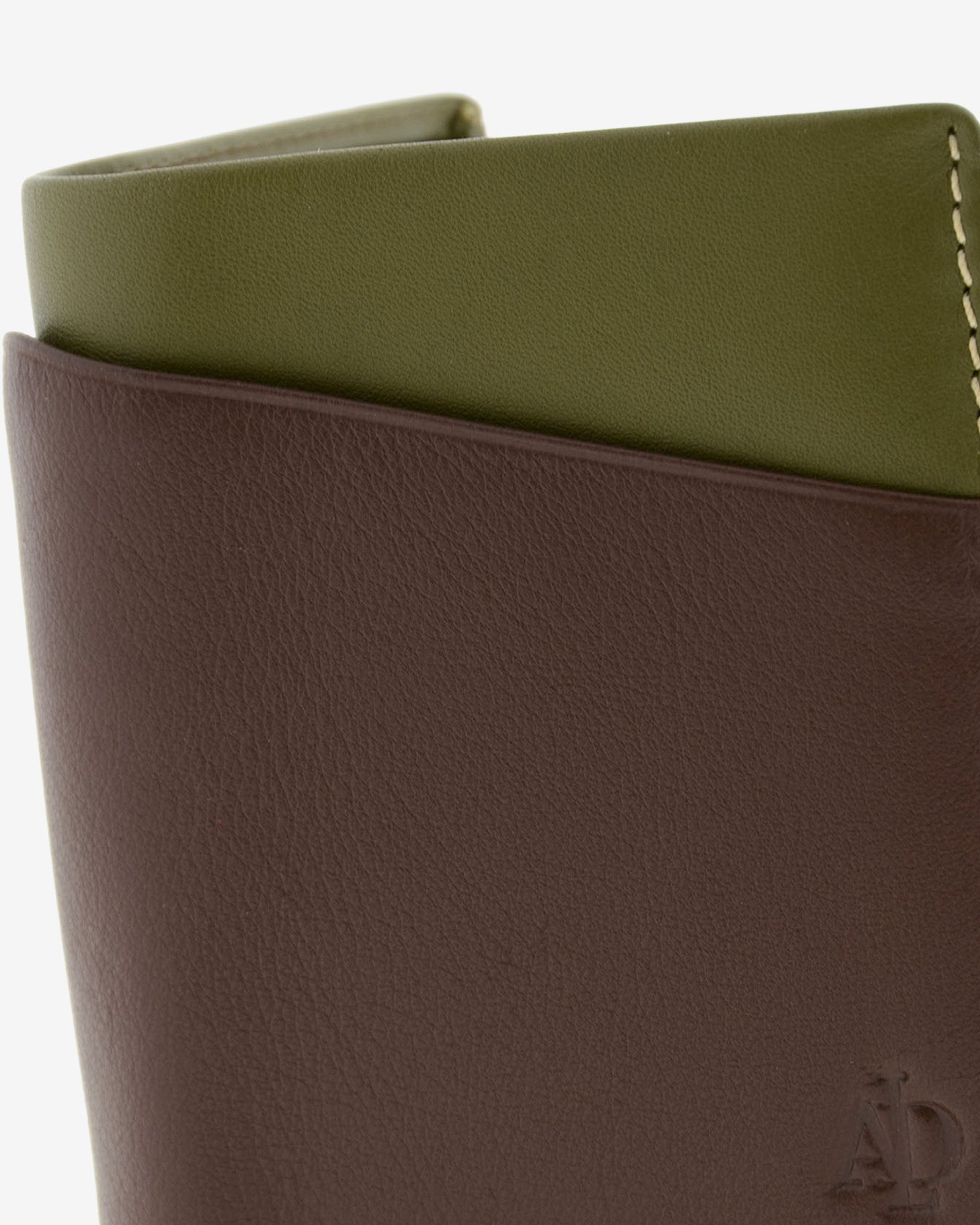 : Detalle de piel, costuras y logo en cartera bicolor marron y verde con RFID, ref. 1611-2 