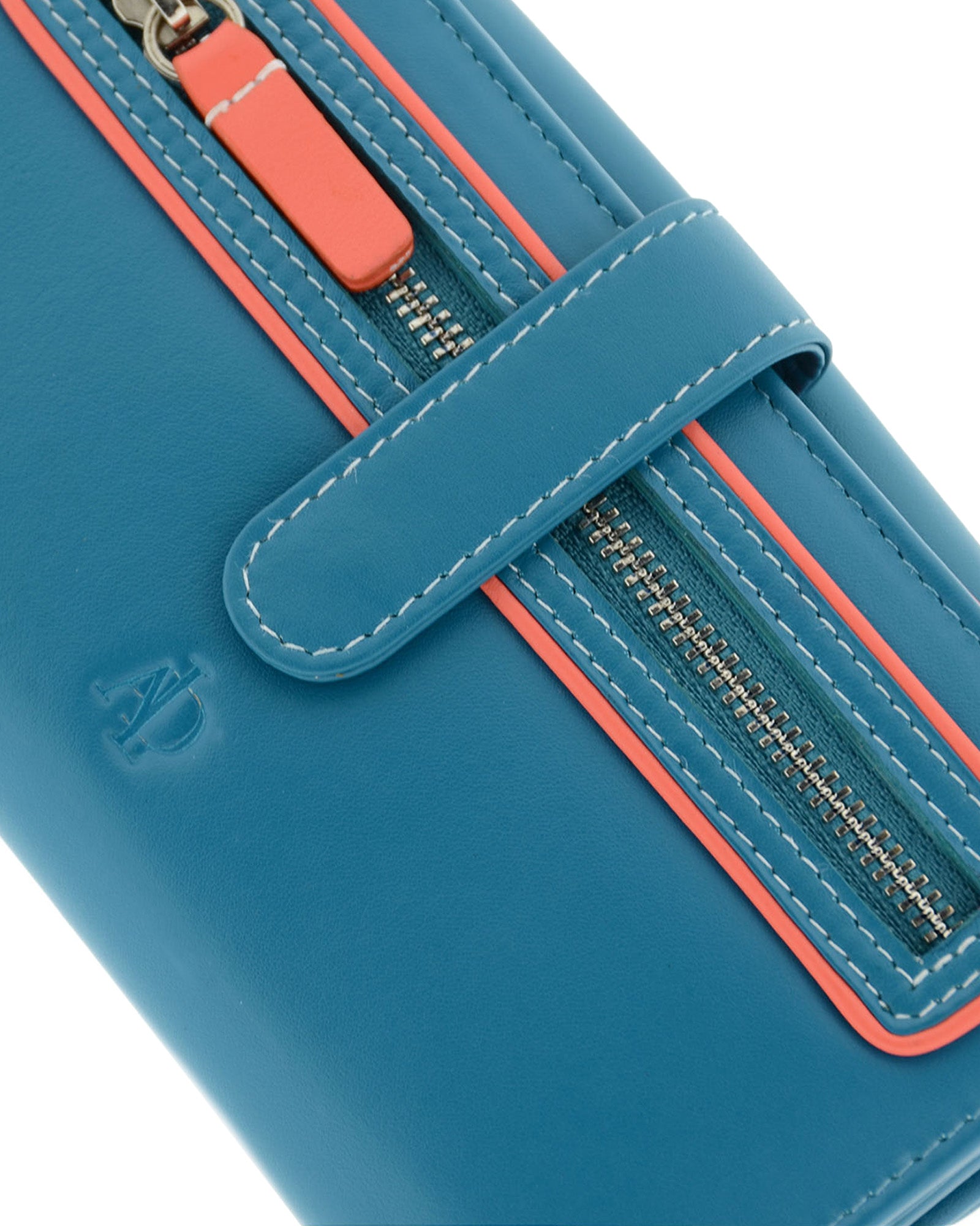 Detalle de cartera grande de piel azul con RFID, bolsillo frontal con cremallera, tirador color coral y logo grabado, referencia 4200-14