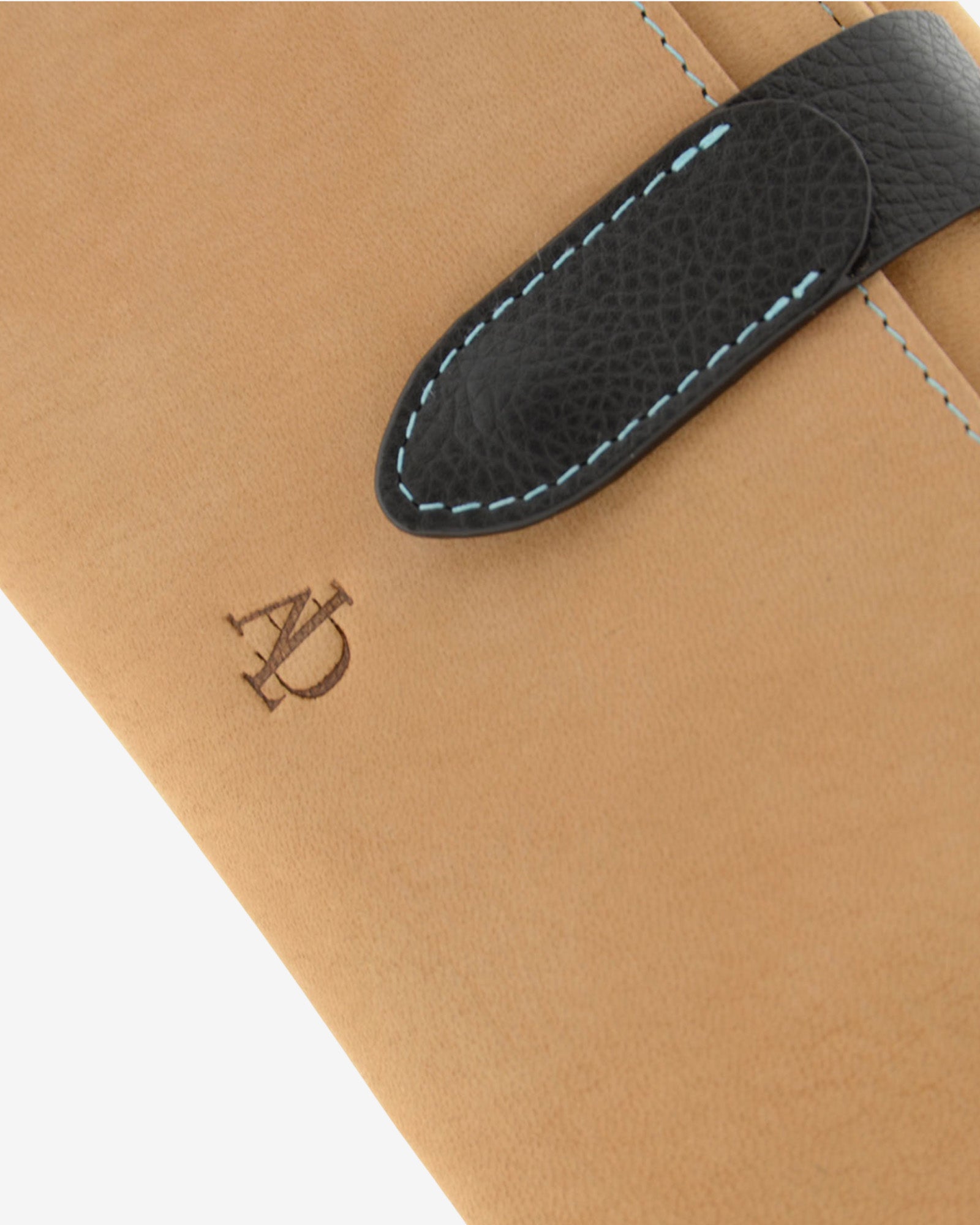 Detalle de piel color cuero con acabado tipo nobuk, logo Adapell, pieza negra en contraste y pespunte azul, 4196-6