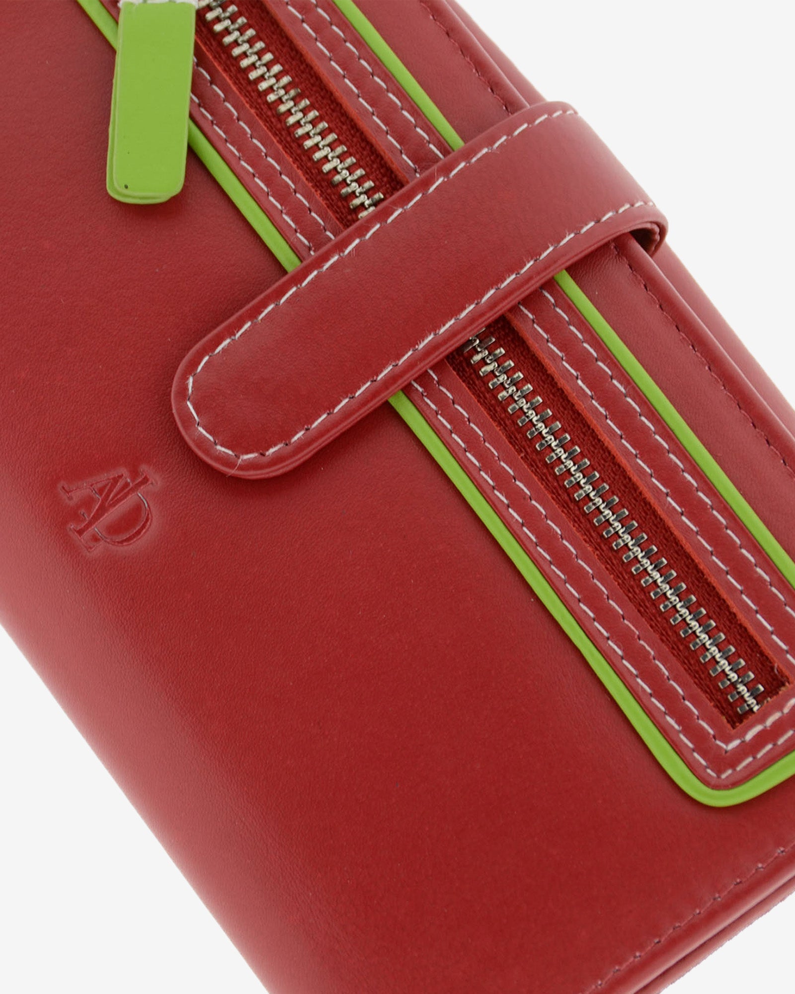 Detalle de cartera grande de piel roja con RFID, bolsillo frontal con cremallera, tirador verde lima y logo grabado, referencia 4200-3