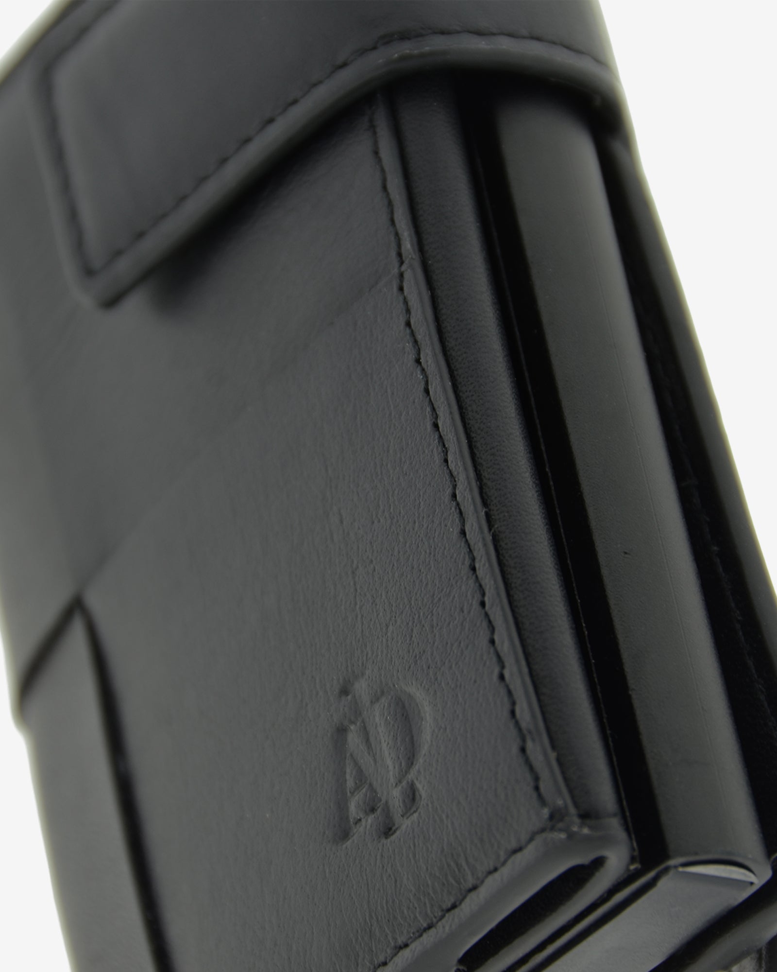 Cartera tarjetero automático en piel con RFID y cierre de botón en color negro, ref. 1669-1, vista detalle