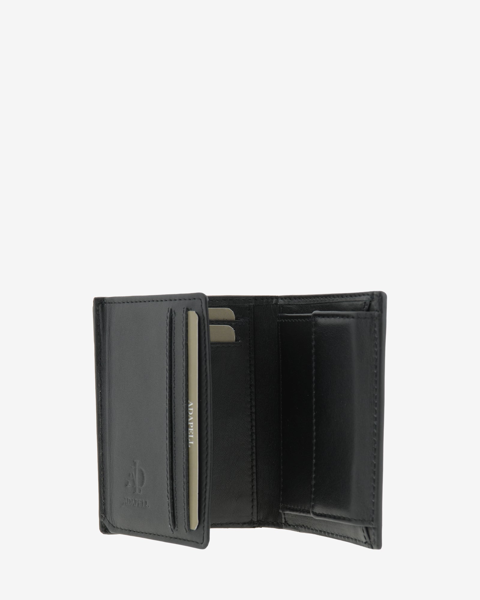 Cartera de hombre en piel de color negro, con RFID y logo Adapell, vista interior abierta con compartimentos tarjetas, billetes y monedero