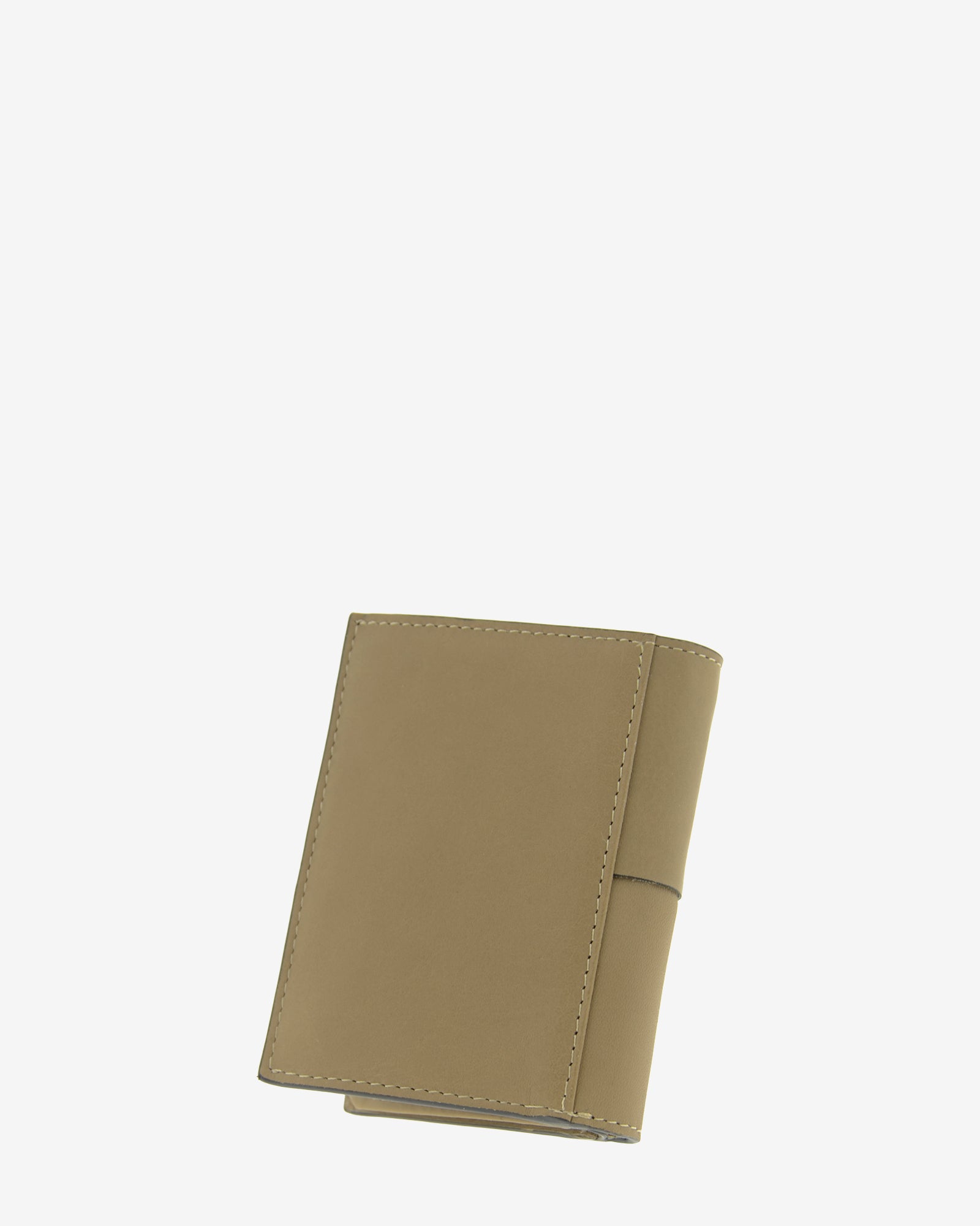 Cartera de hombre en piel de color topo con RFID, ref. 1665-12, con diseño de cuadrados y logo Adapell, vista diagonal trasera