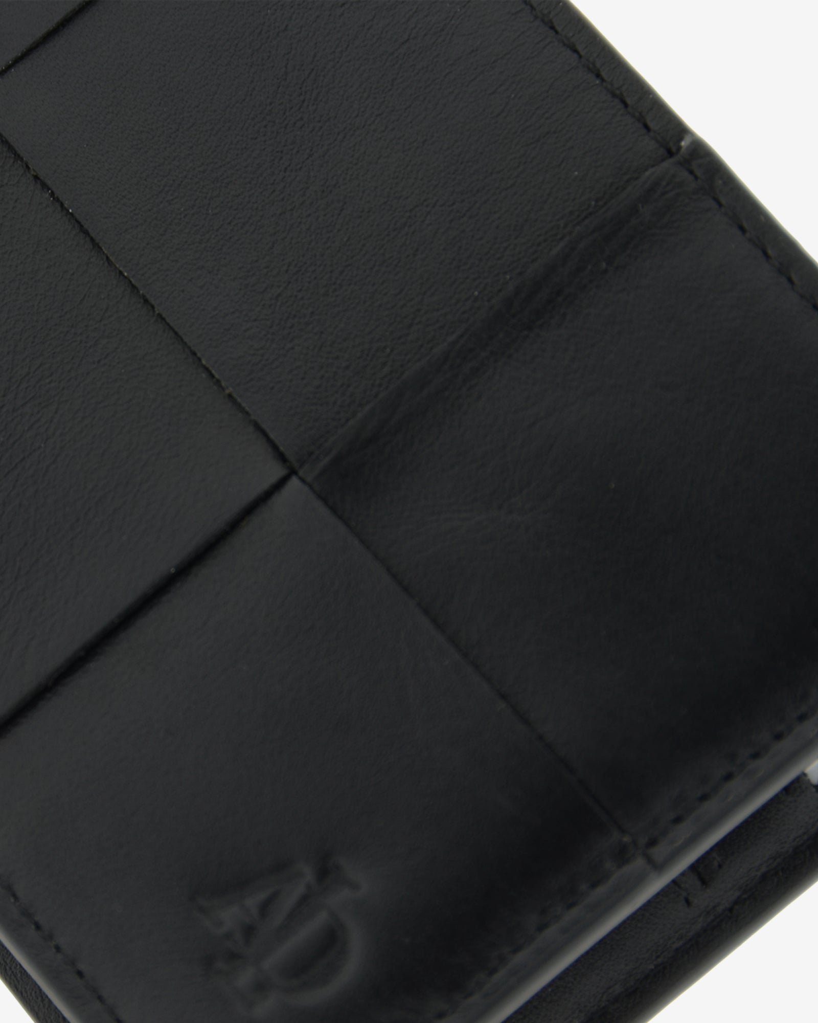 cartera de hombre en piel con RFID, ref. 1668-1, formato horizontal, en color negro, vista detalle de piel