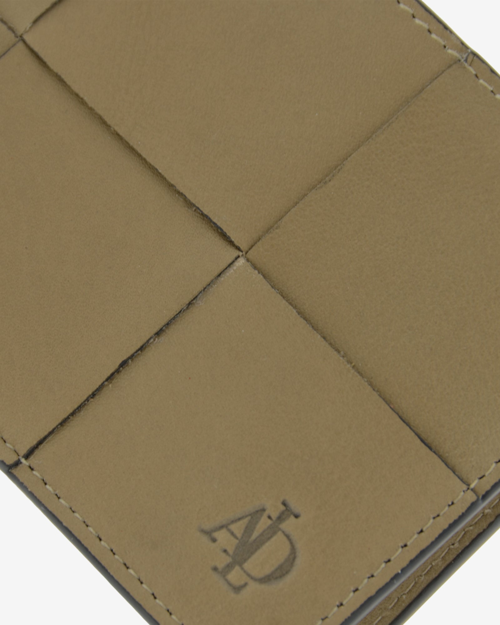 Detalle de piel en cartera de hombre horizontal fina color topo, ref. 1668-12