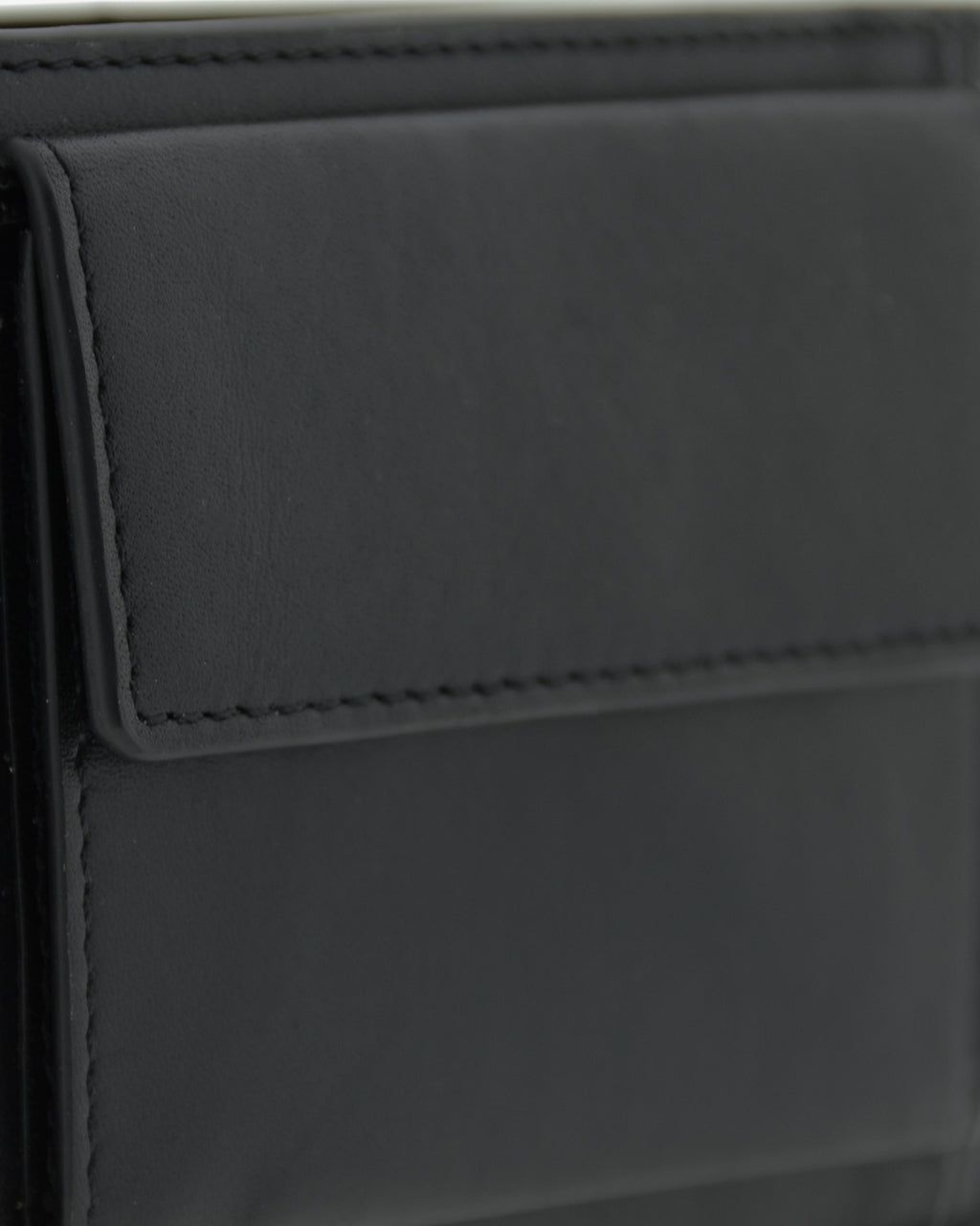 Detalle de piel y acabados del monedero exterior en cartera horizontal color negro, ref. 1667-1