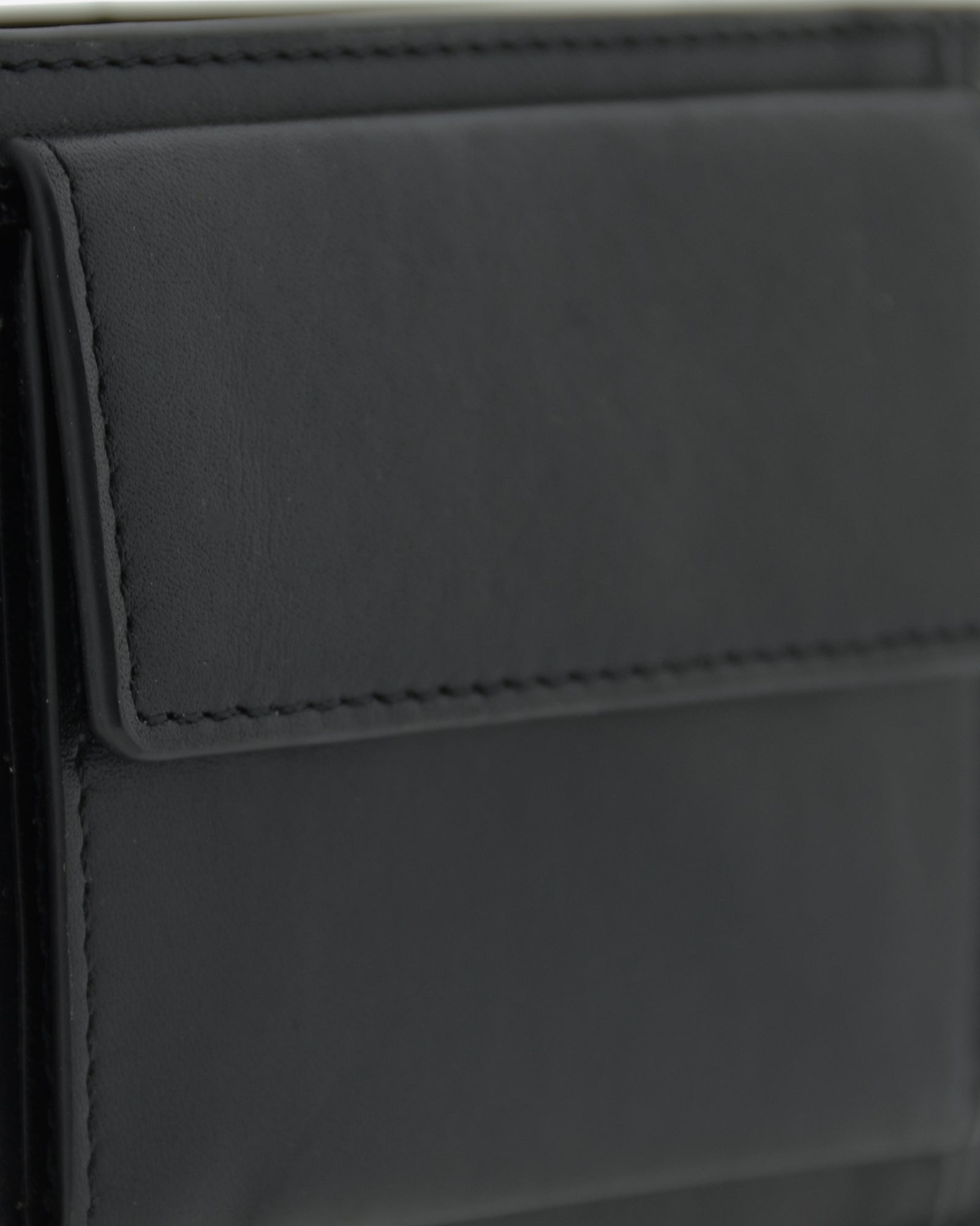 Detalle de piel y acabados del monedero exterior en cartera horizontal color negro, ref. 1667-1