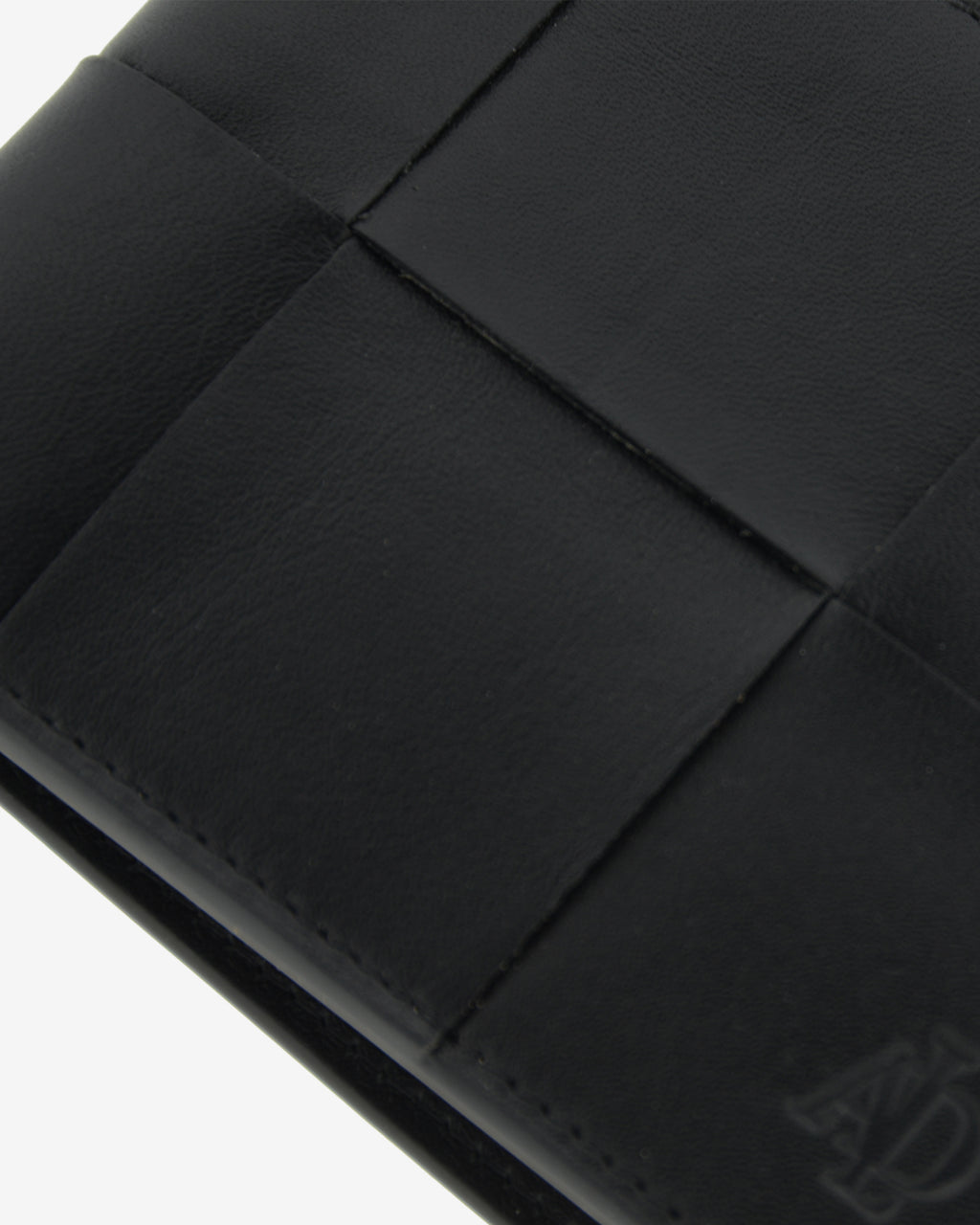 Detalle de piel y acabados en cartera horizontal color negro, ref. 1667-1