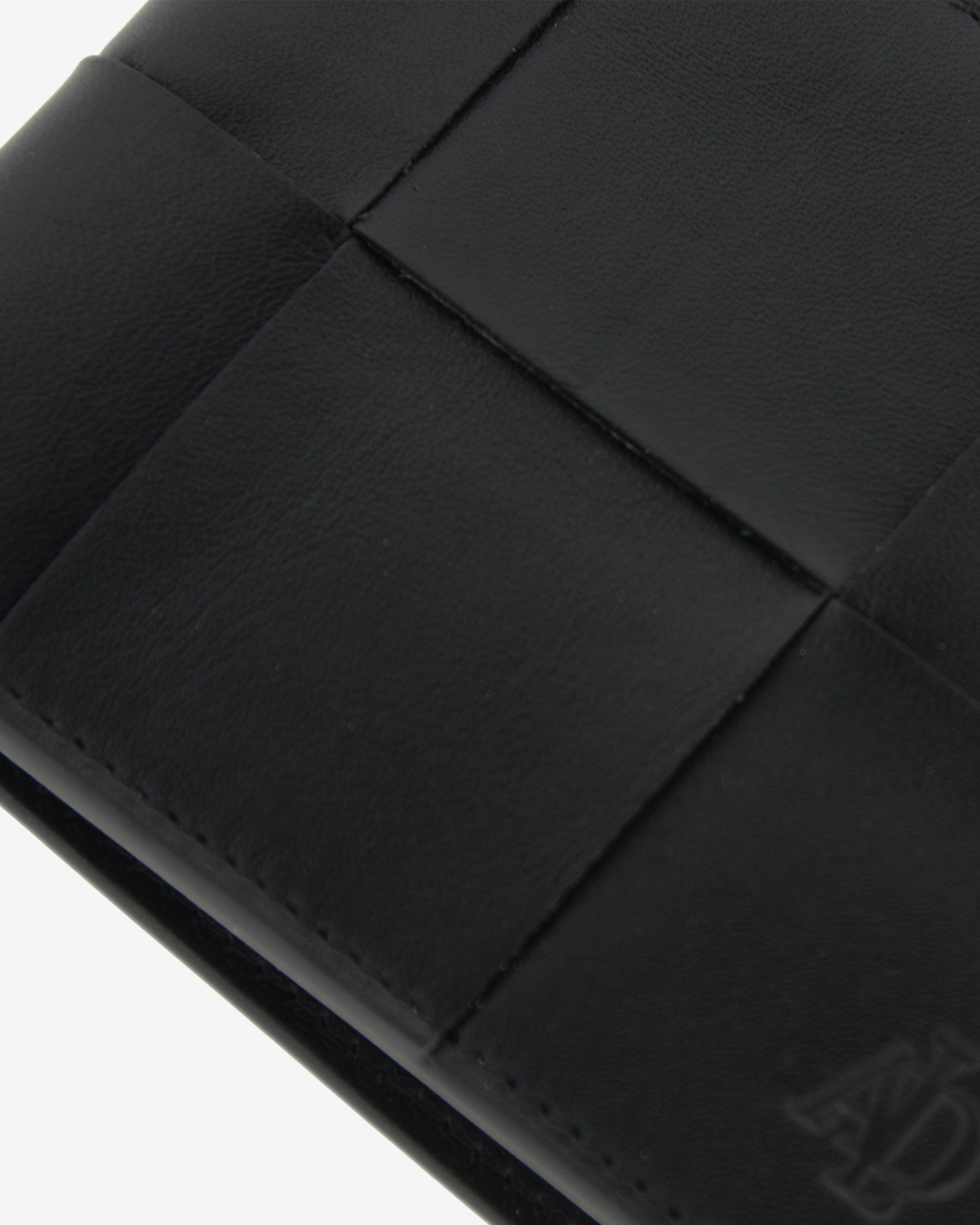 Detalle de piel y acabados en cartera horizontal color negro, ref. 1667-1
