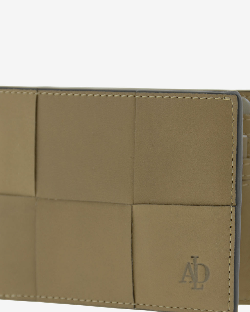 Detalle de piel y acabados en cartera horizontal color topo, ref. 1667-12
