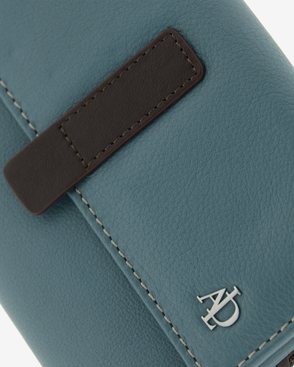 Cartera de piel Adapell color azul para mujer, vista detalle piel y logo. Ref. 4242-14