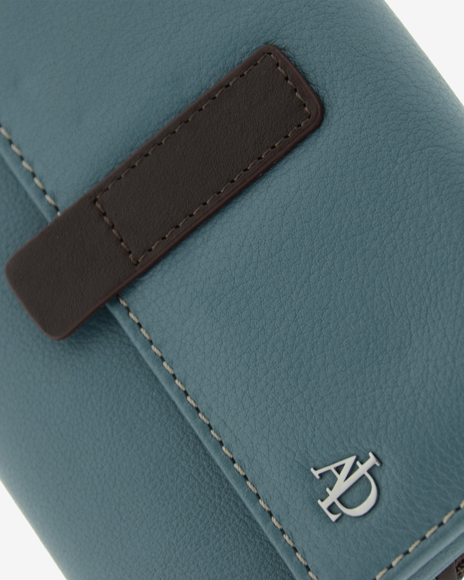 Cartera de piel Adapell color azul para mujer, vista detalle piel y logo. Ref. 4242-14