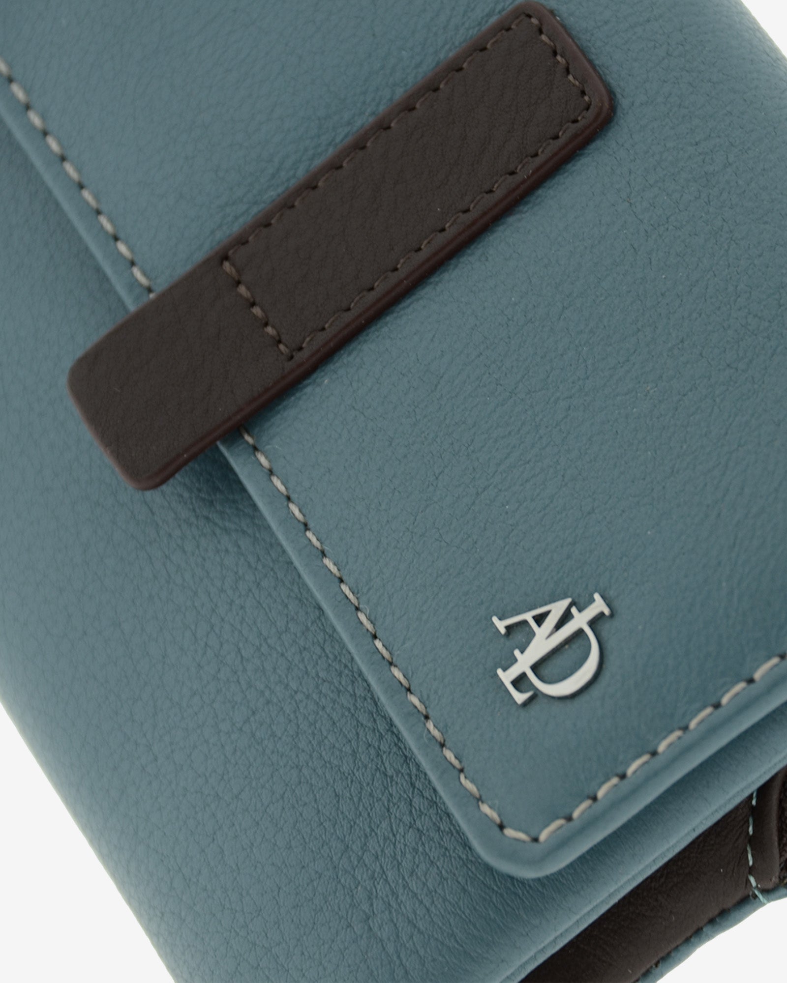 Cartera de mujer de piel pequena Adapell color azul vista detalle piel y logo Ref. 4243-14