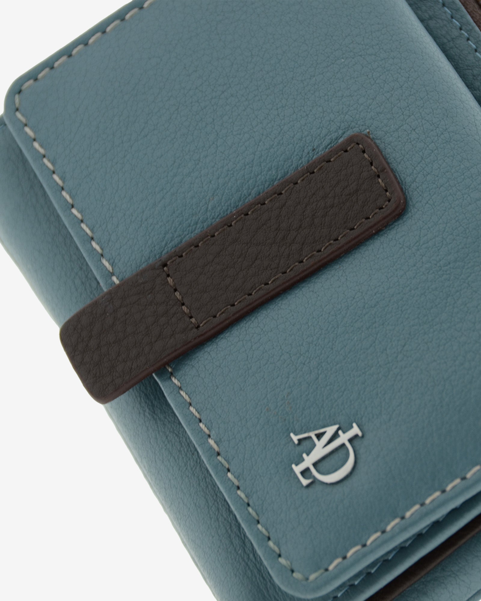 Cartera de mujer de piel pequena Adapell color azul vista detalle piel, solapa y logo Ref. 4244-14