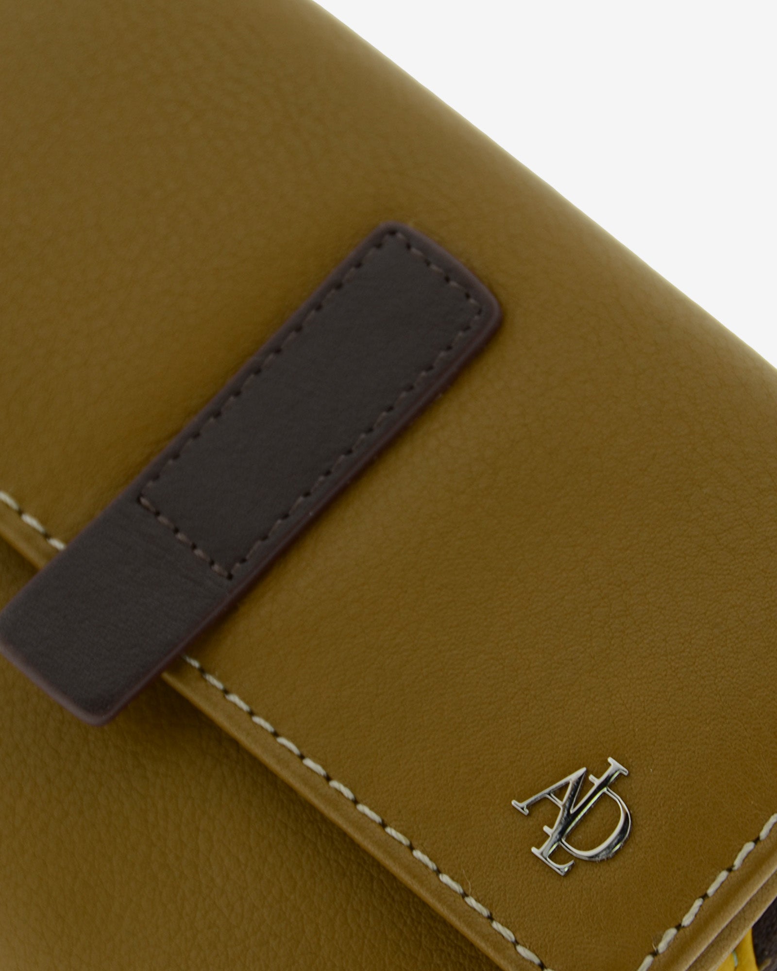Cartera de piel pequena de mujer Adapell color bronce vista detalle piel y logo Ref. 4243-2