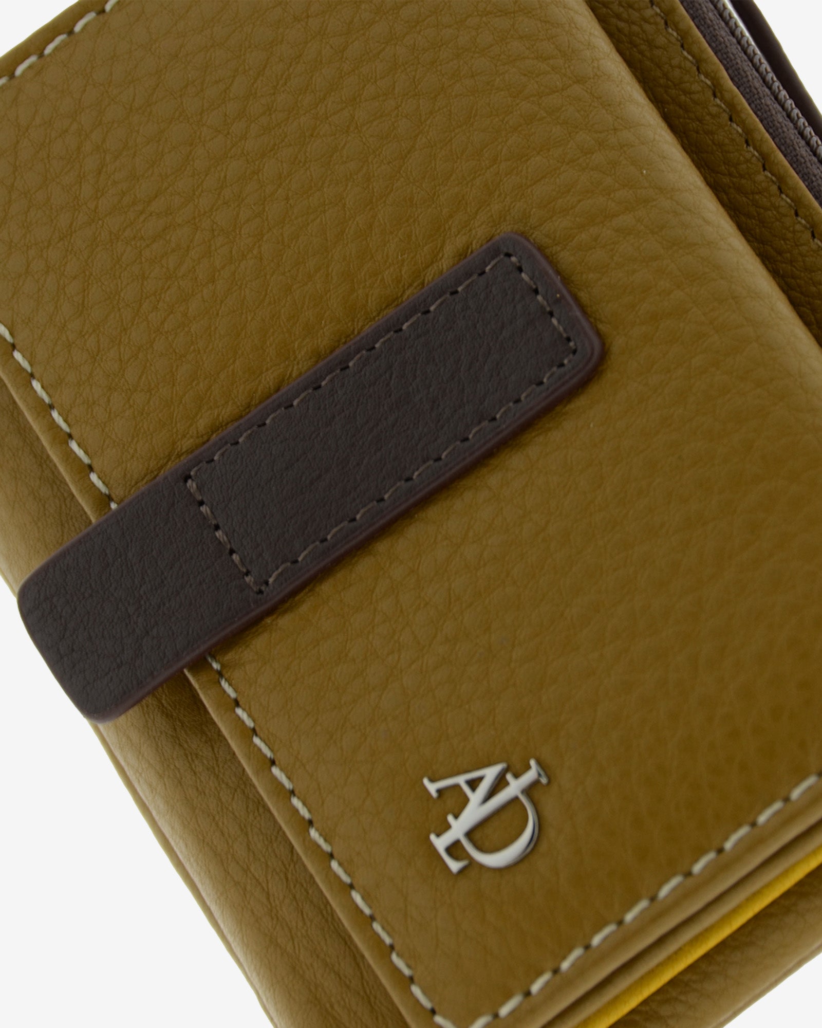 Cartera de mujer de piel pequena Adapell color bronce vista detalle piel y logo Ref. 4244-2