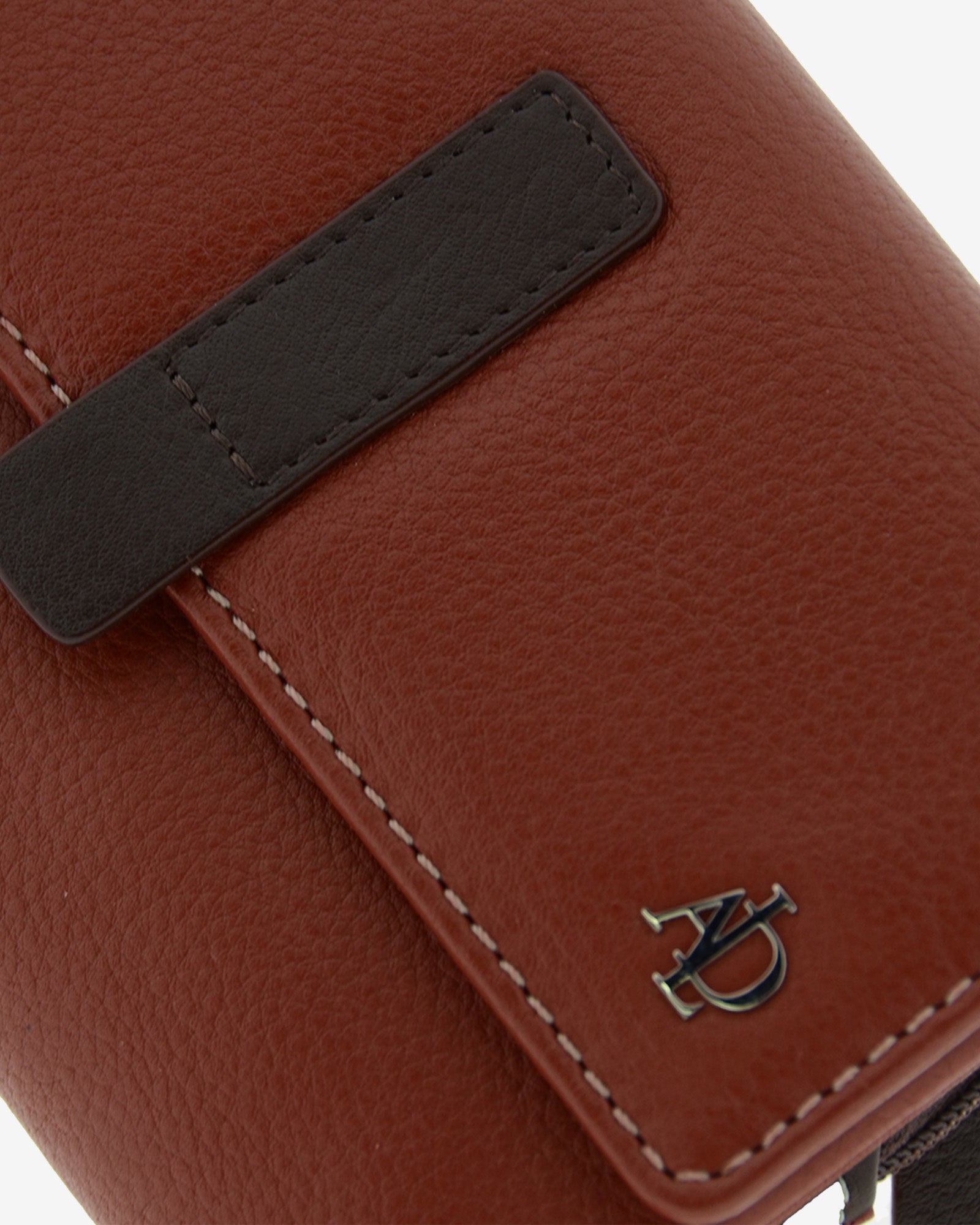 Cartera de piel Adapell para mujer en color chili vista detalle piel y logo. Ref. 4242-9
