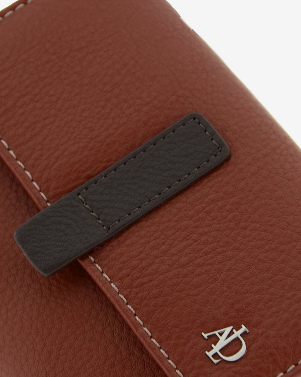 Cartera de piel pequeña Adapell color chili vista detalle piel y logo Ref. 4243-9