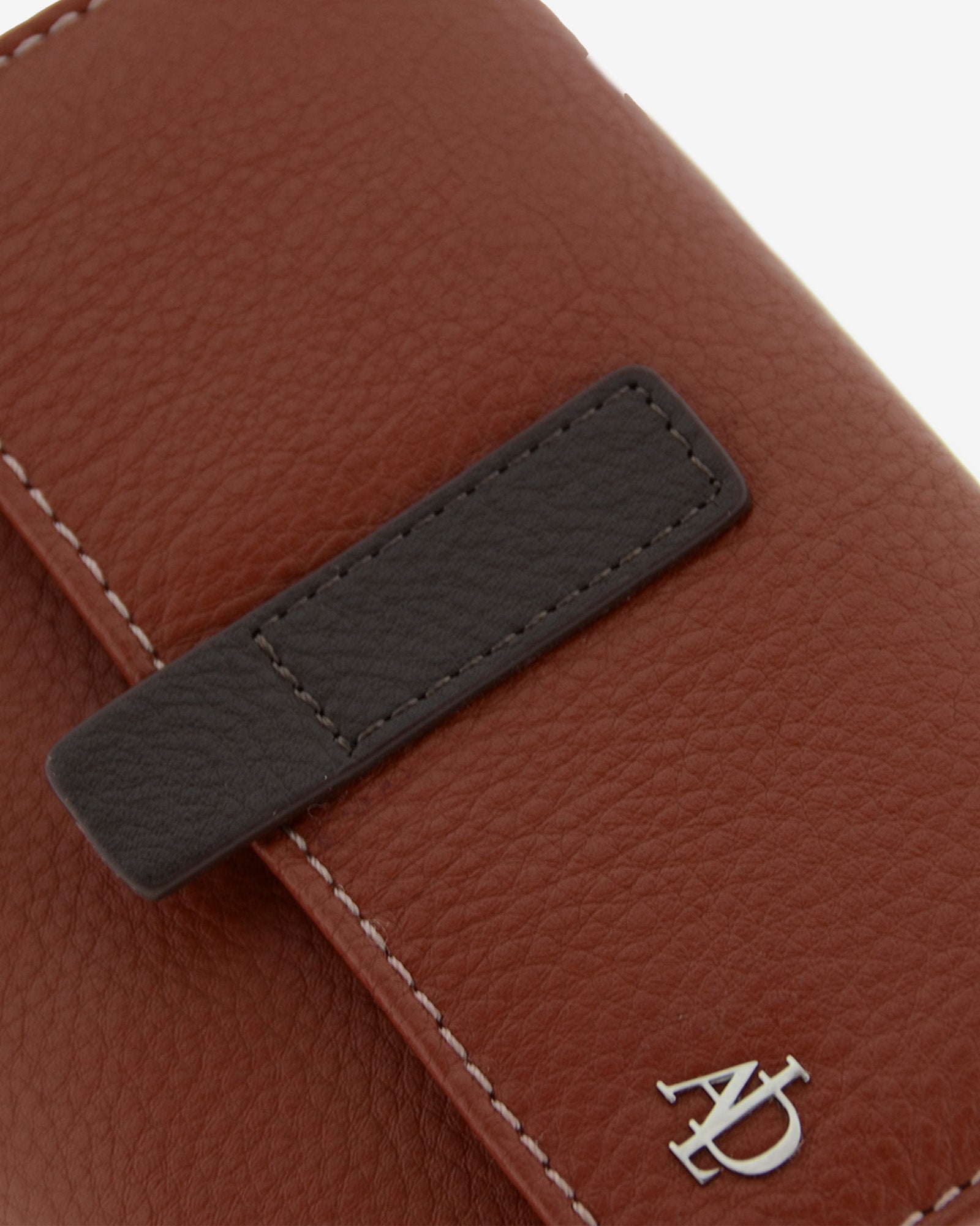 Cartera de piel pequeña Adapell color chili vista detalle piel y logo Ref. 4243-9