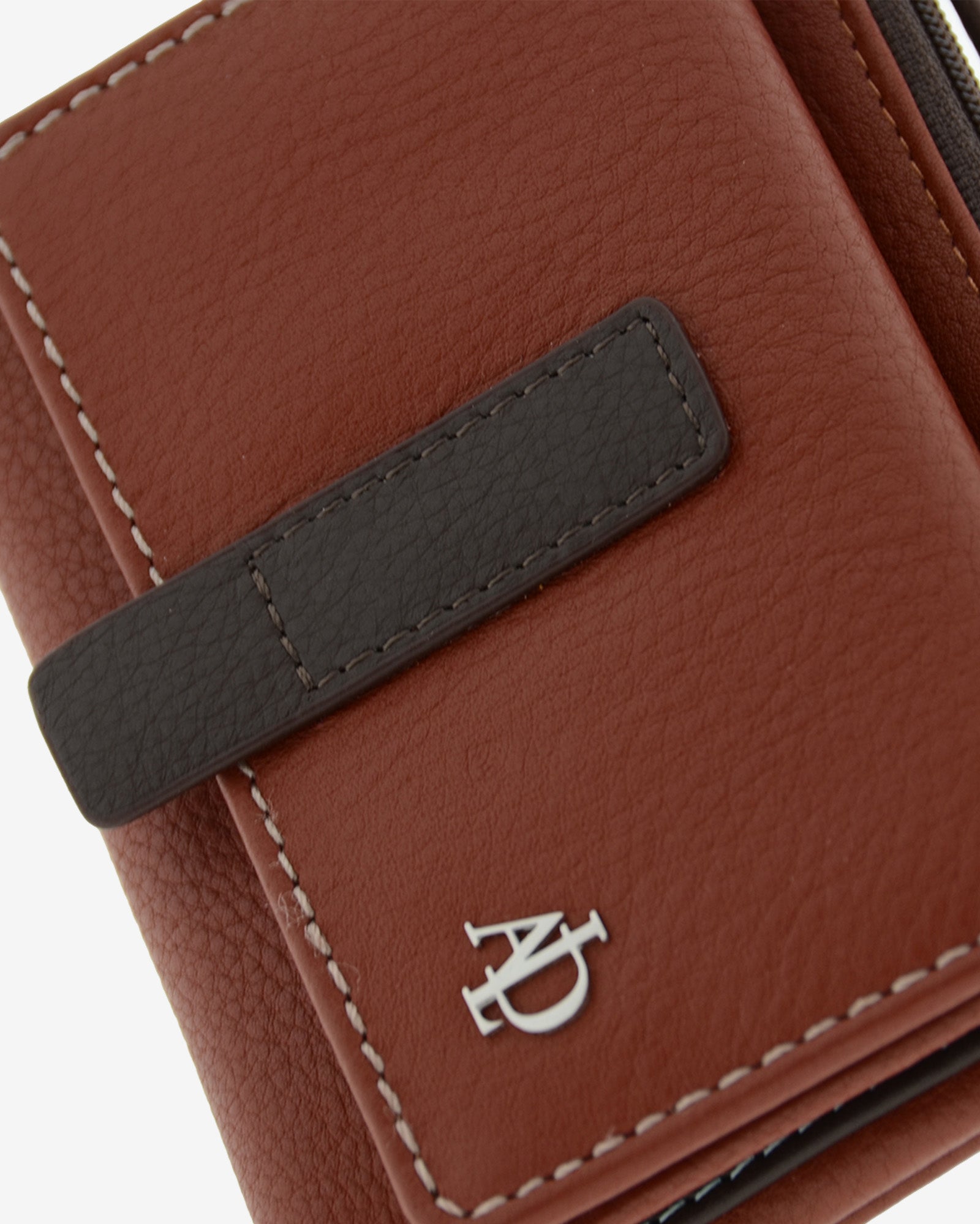 Cartera de mujer de piel pequena Adapell color chili vista detalle piel y logo Ref. 4244-9