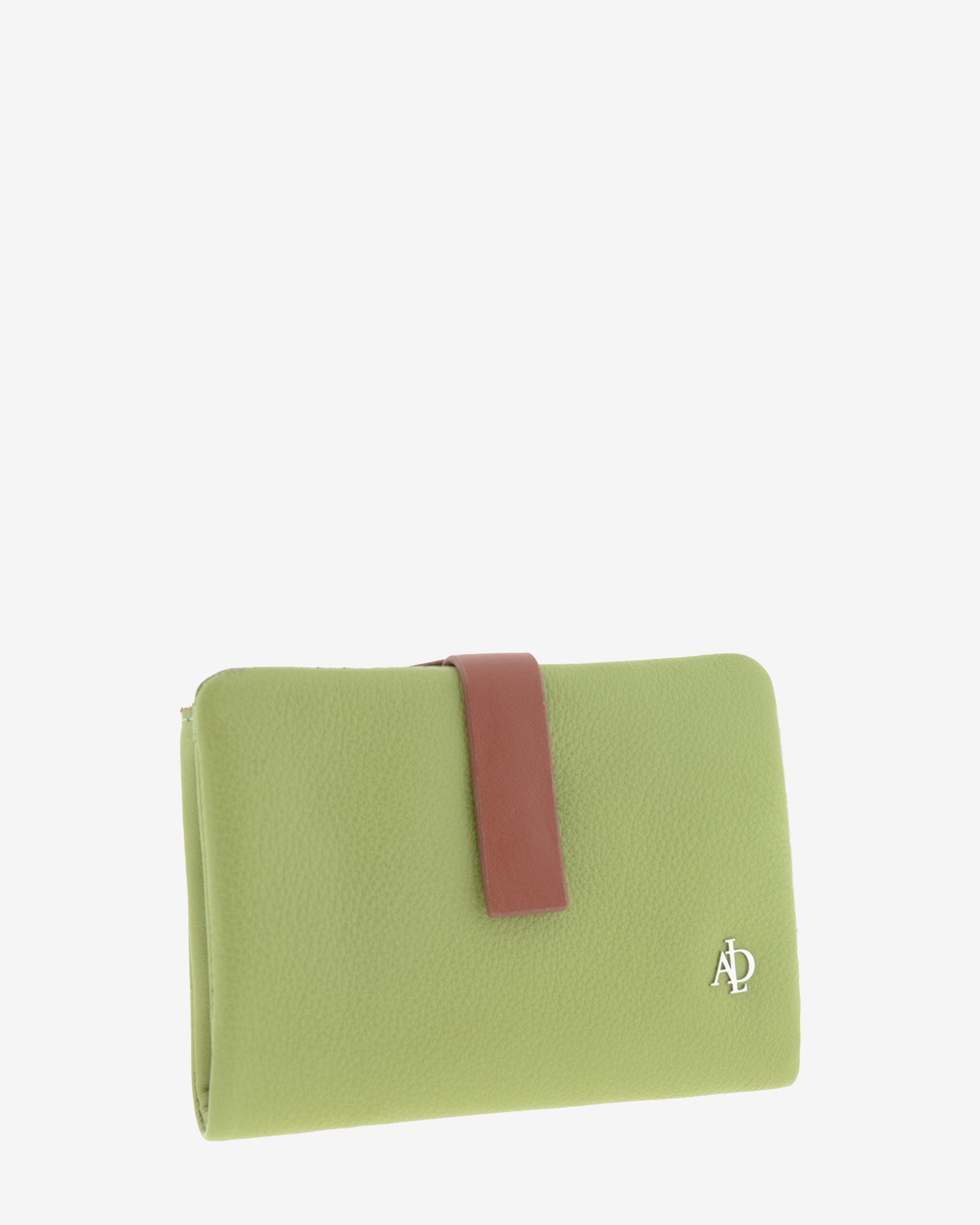 Cartera de mujer de piel auténtica ref. 4249-5, de medida mediana en color verde sage, con protección de tarjetas RFID de la colección Brisa, vista diagonal frontal 