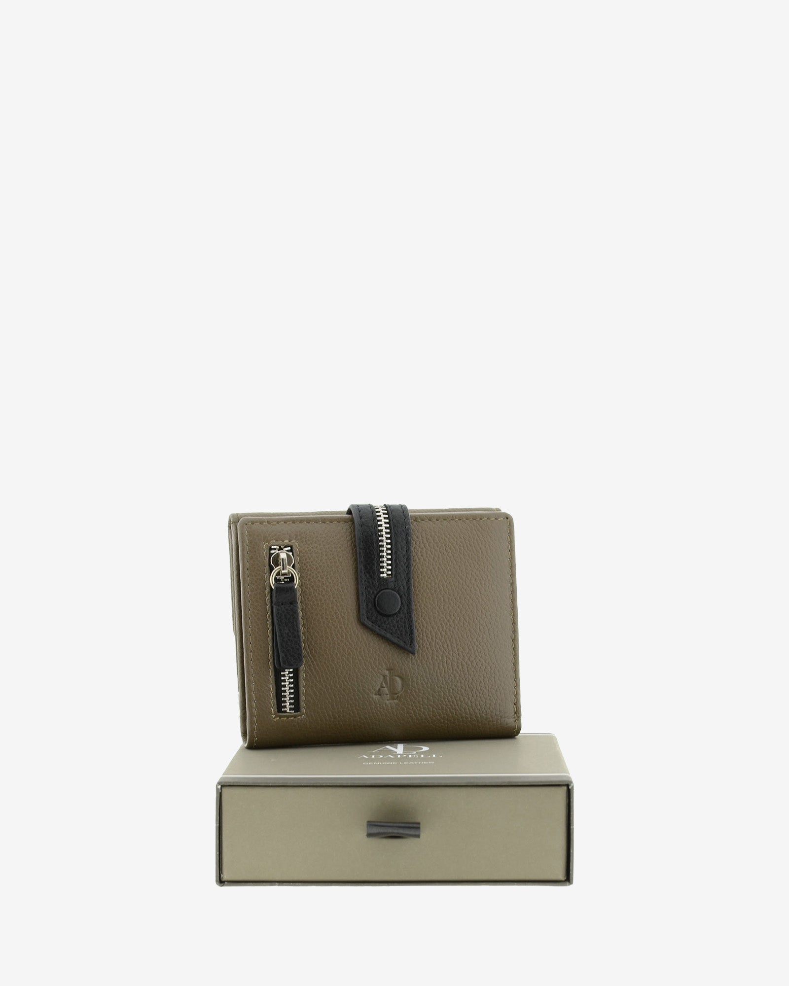 Cartera pequeña de napa de vacuno color topo con RFID presentada sobre caja Adapell, 4223-11