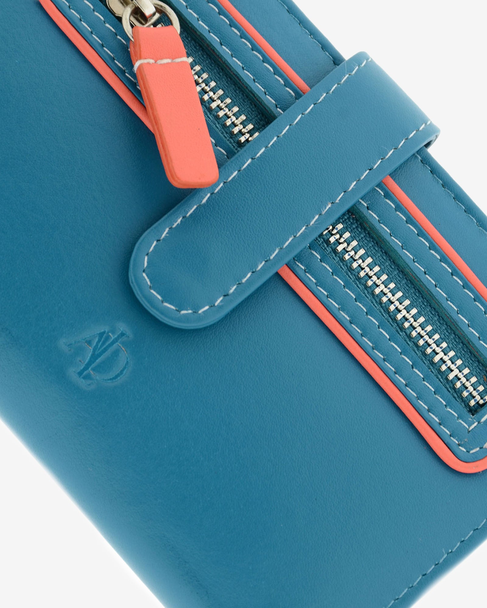 Detalle de cartera pequeña de piel azul con RFID, bolsillo frontal con cremallera, tirador coral y logo grabado, referencia 4201-14