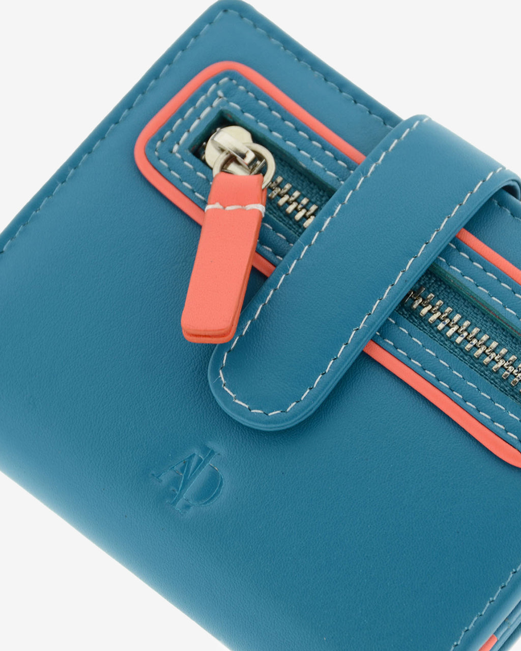 Detalle de cartera pequeña de piel azul con RFID, bolsillo frontal con cremallera, tirador coral y logo grabado, referencia 4202-14