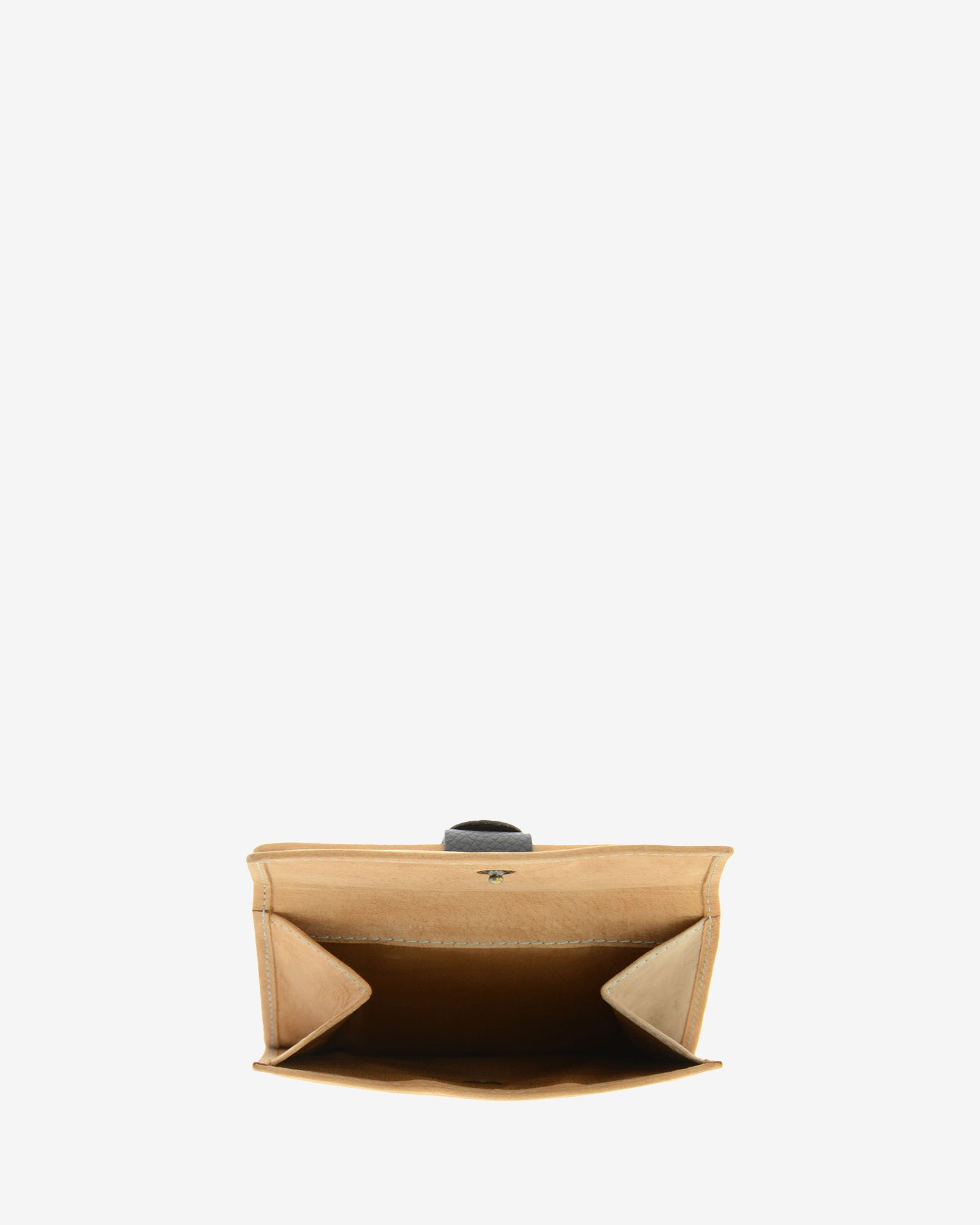 Bolsillo exterior abierto para monedas en cartera pequeña de piel color cuero, 4198-6