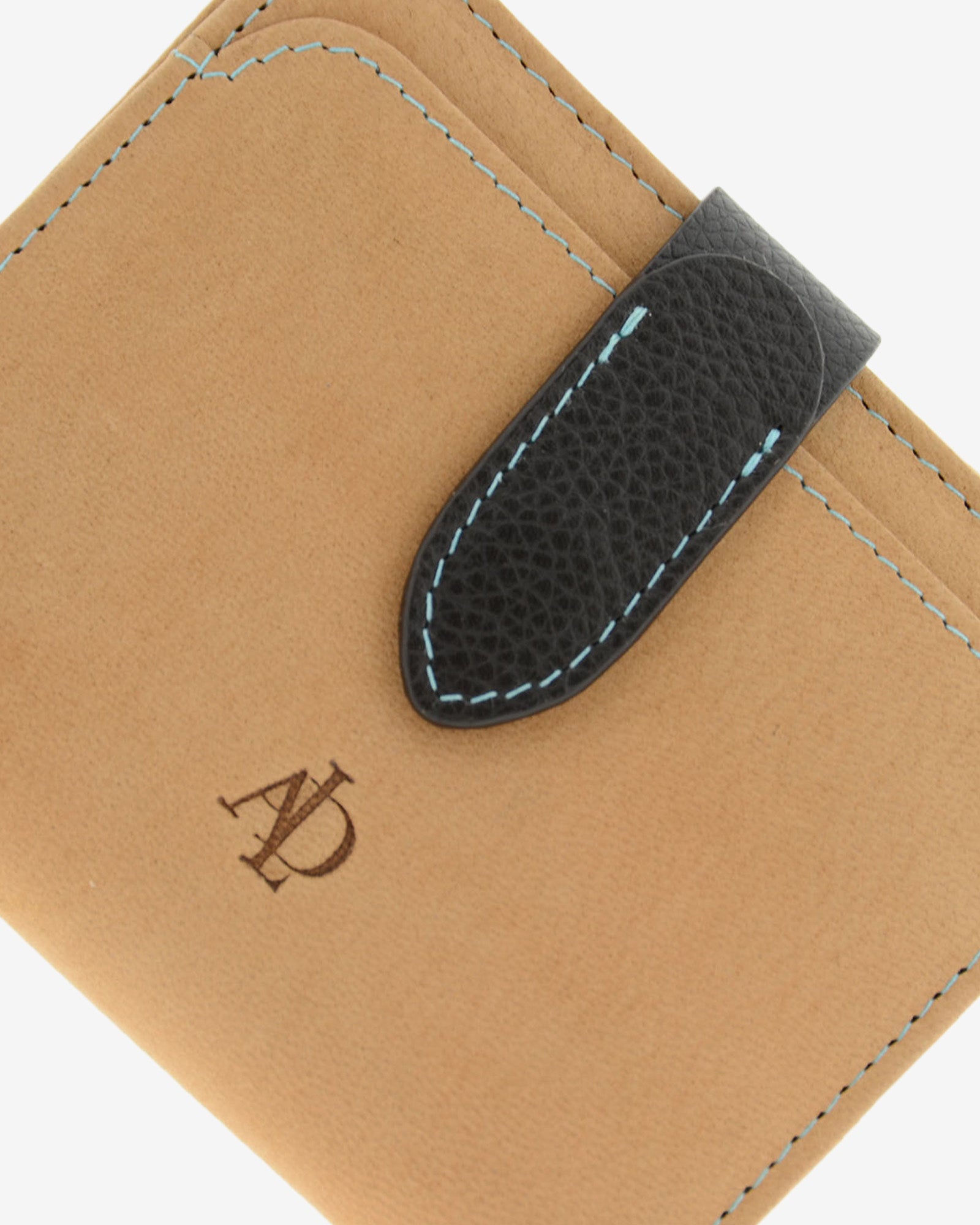 Detalle de cartera pequeña de piel color cuero con acabado tipo nobuk, cierre negro en contraste y pespunte azul, 4198-6