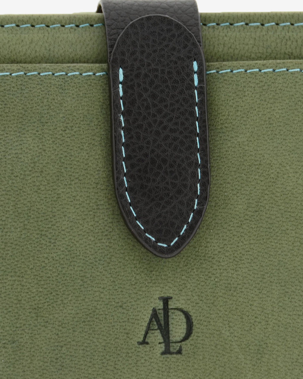 Detalle de cartera pequeña de piel color verde con acabado tipo nobuk, cierre negro en contraste y pespunte azul, 4198