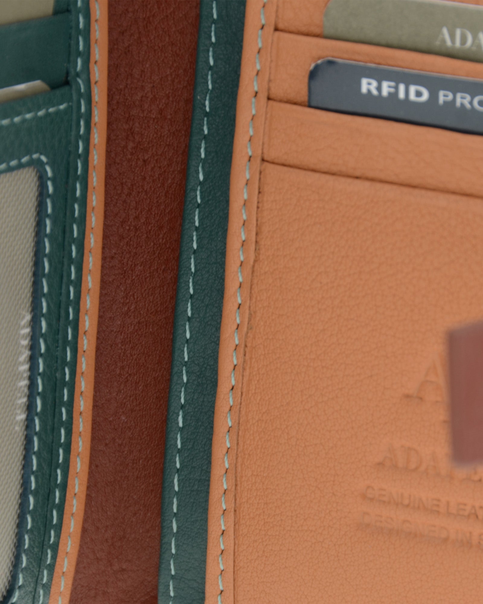 Detalle de piel extra suave con textura visible, acabados cosidos y ranuras para tarjetas, 4249
