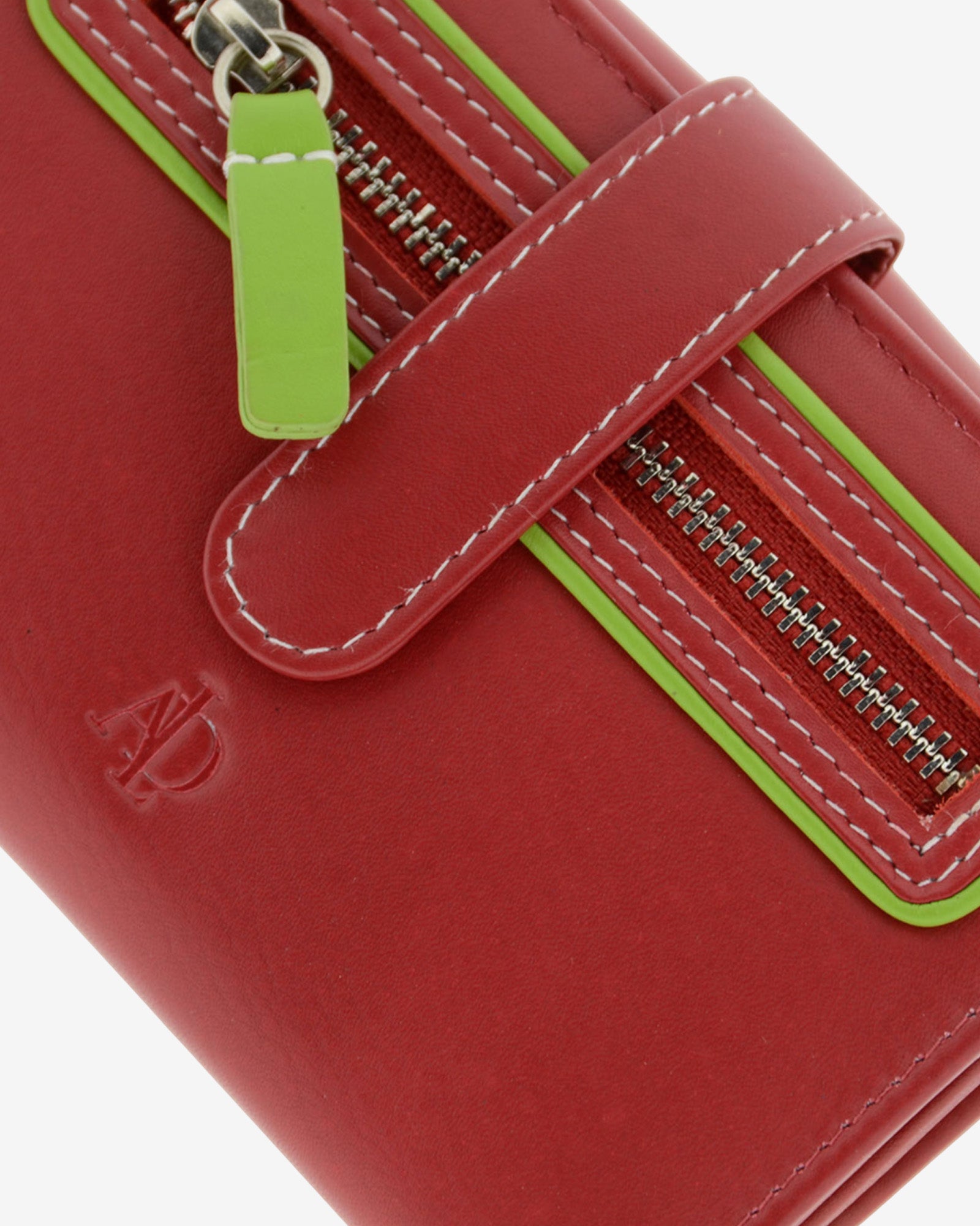 Detalle de cartera pequeña de piel roja con RFID, bolsillo frontal con cremallera, tirador verde lima y logo grabado, referencia 4201-3