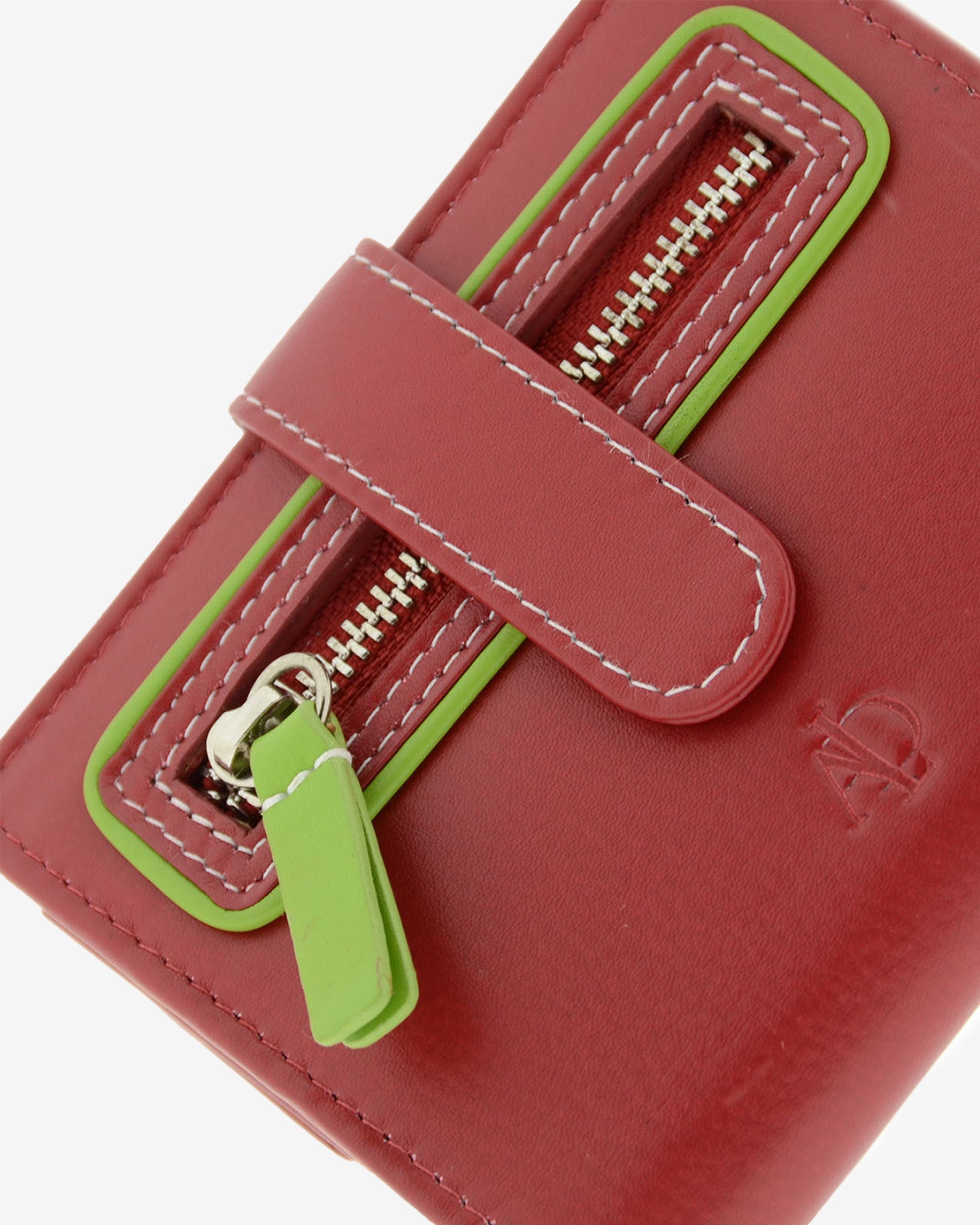 Detalle de cartera pequeña de piel roja con RFID, bolsillo frontal con cremallera, tirador verde lima y logo grabado, referencia 4202-3