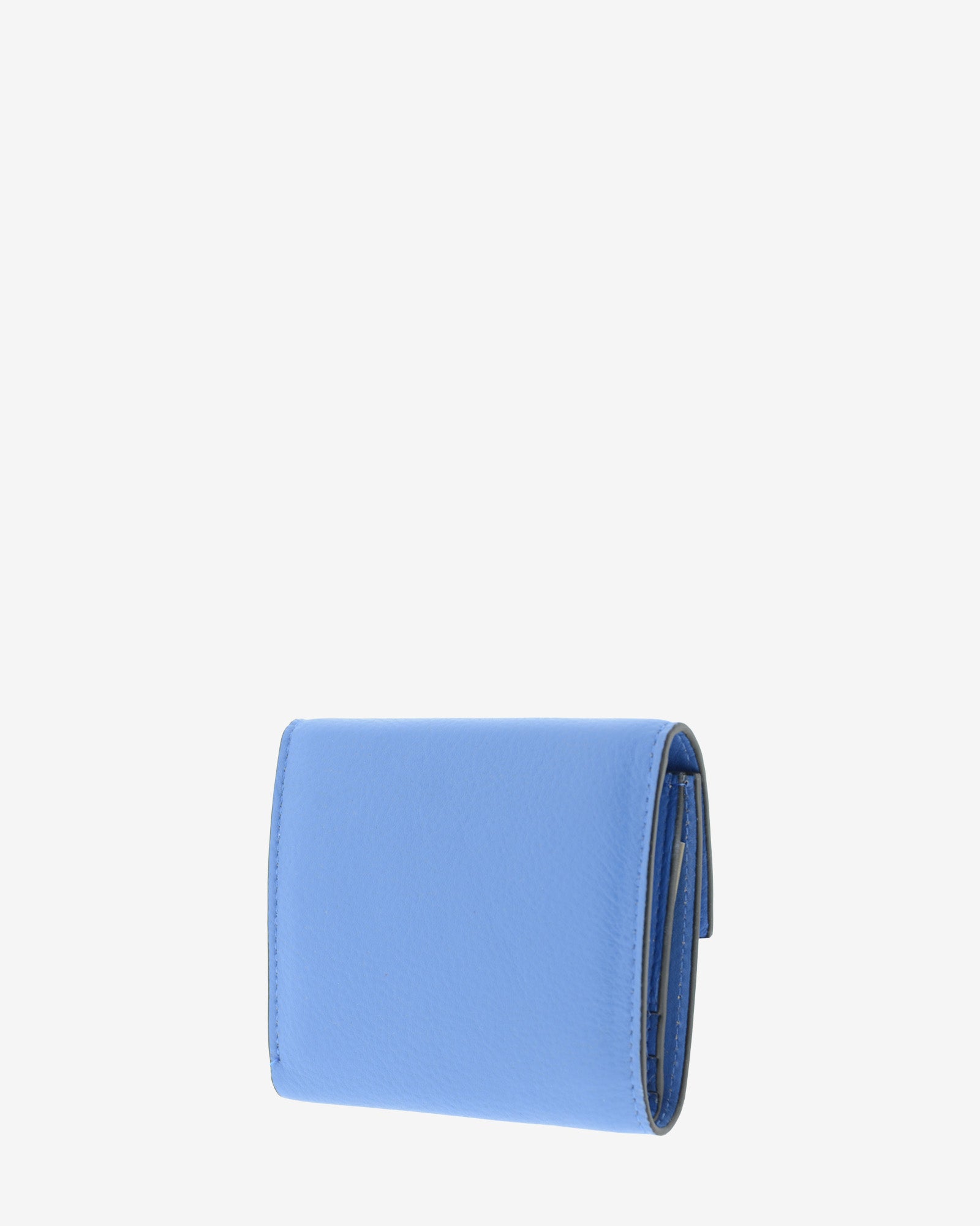 Cartera de piel auténtica ref. 8080-14 en color azul y ribete negro, de medida pequeña y compacta, con protección de tarjetas RFID de la colección Essenza, vista diagonal trasera