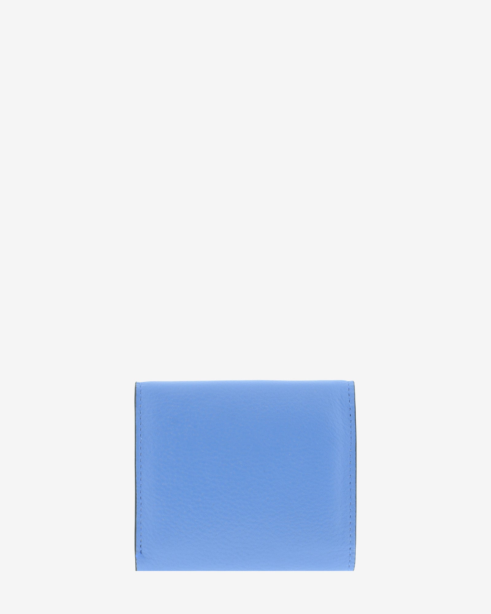 Cartera de piel auténtica ref. 8080-14 en color azul y ribete negro, con solapa, de medida pequeña y compacta, con protección de tarjetas RFID de la colección Essenza, vista trasera lisa