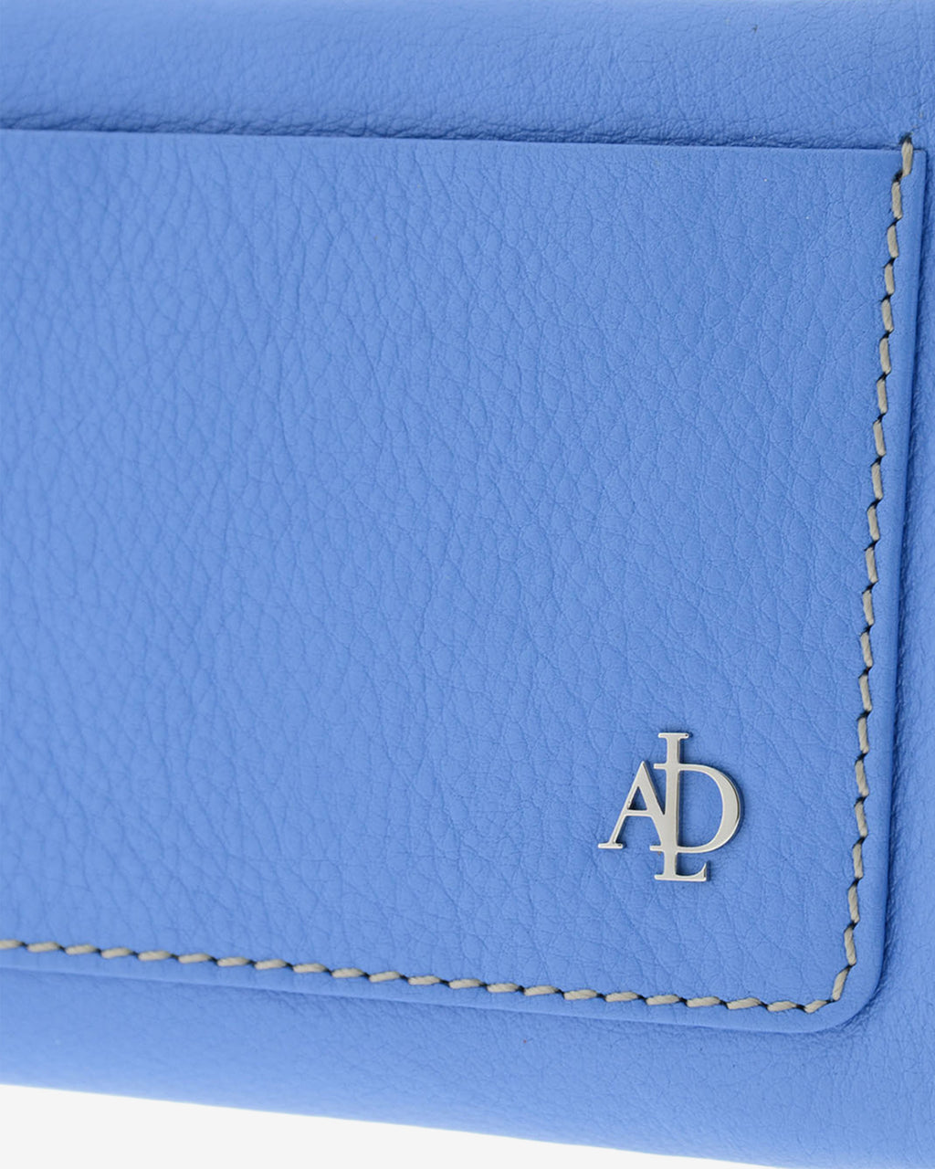 Detalle de cartera de piel napa azul con compartimento exterior, pespunte y aplique metálico, 4225-14