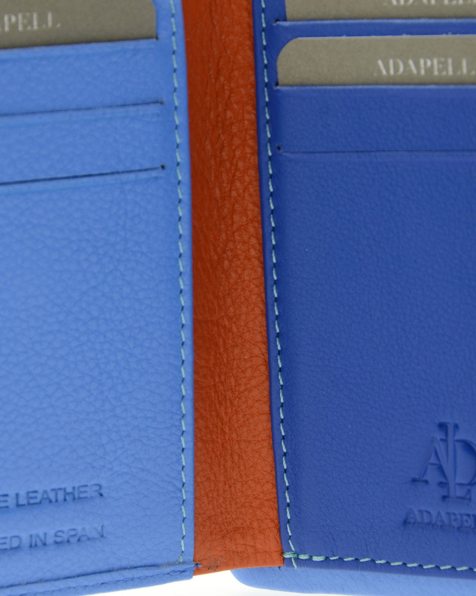 artera en piel napa azul con interior en tonos azul y naranja y pespuntes a contraste, vista de detalle, 4227-14