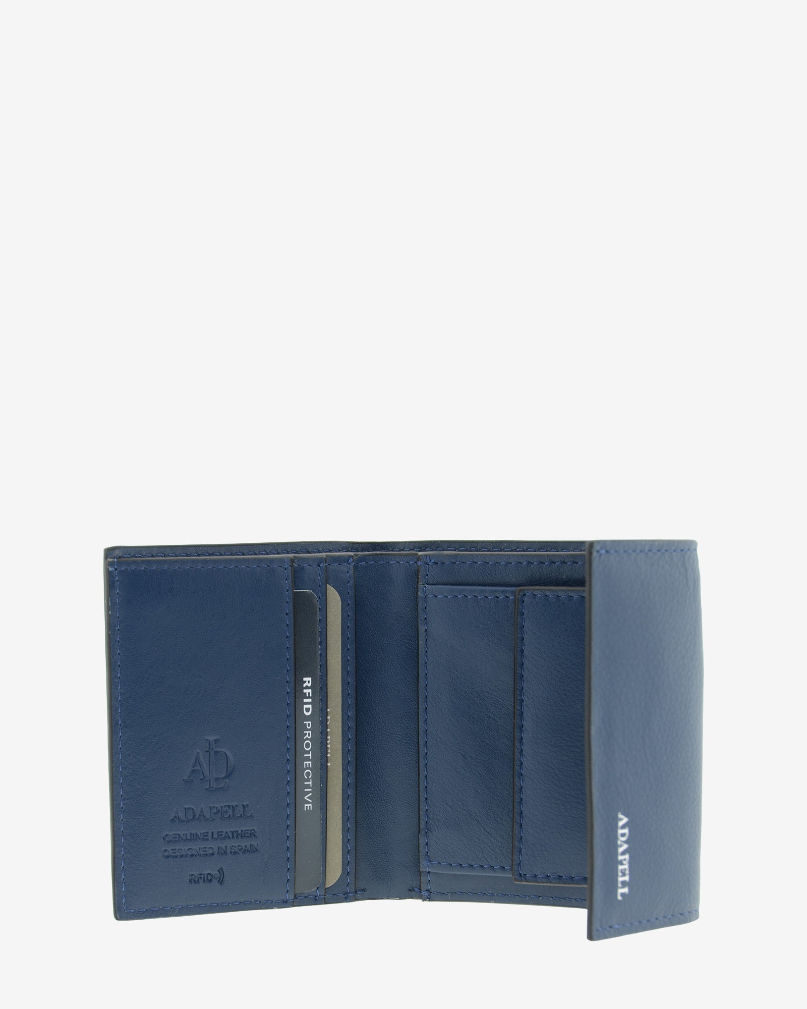 Cartera de piel auténtica ref. 8080-20 con solapa,  en color azul marino y ribete negro, de medida pequeña y compacta, con protección de tarjetas RFID de la colección Essenza, vista interior de compartimentos y monedero