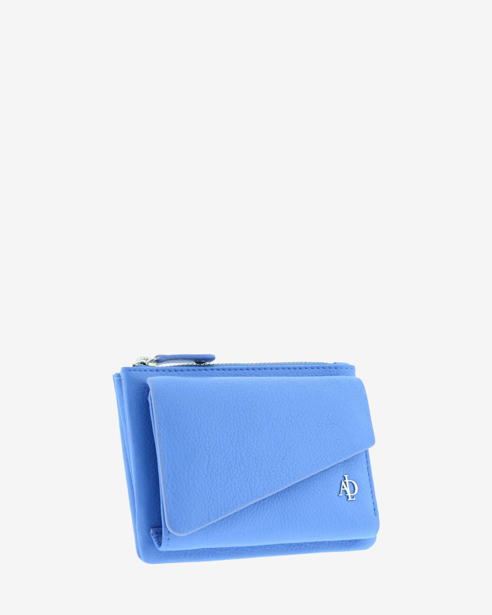 Cartera de mujer Adapell en piel napa azul con solapa asimétrica, vista tres cuartos, 4227-14