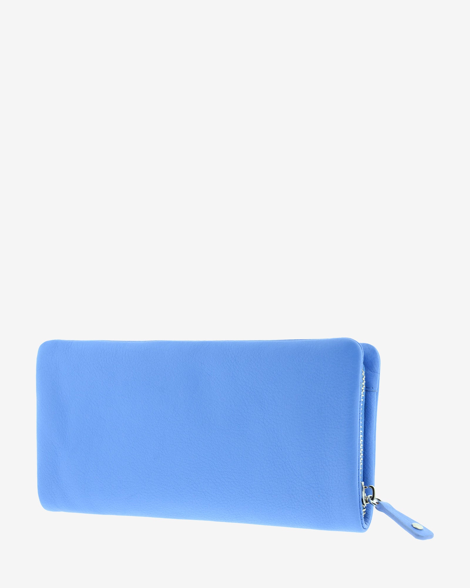 Cartera de piel napa azul con parte trasera lisa y cierre de cremallera, vista tres cuartos trasera, 4225-14