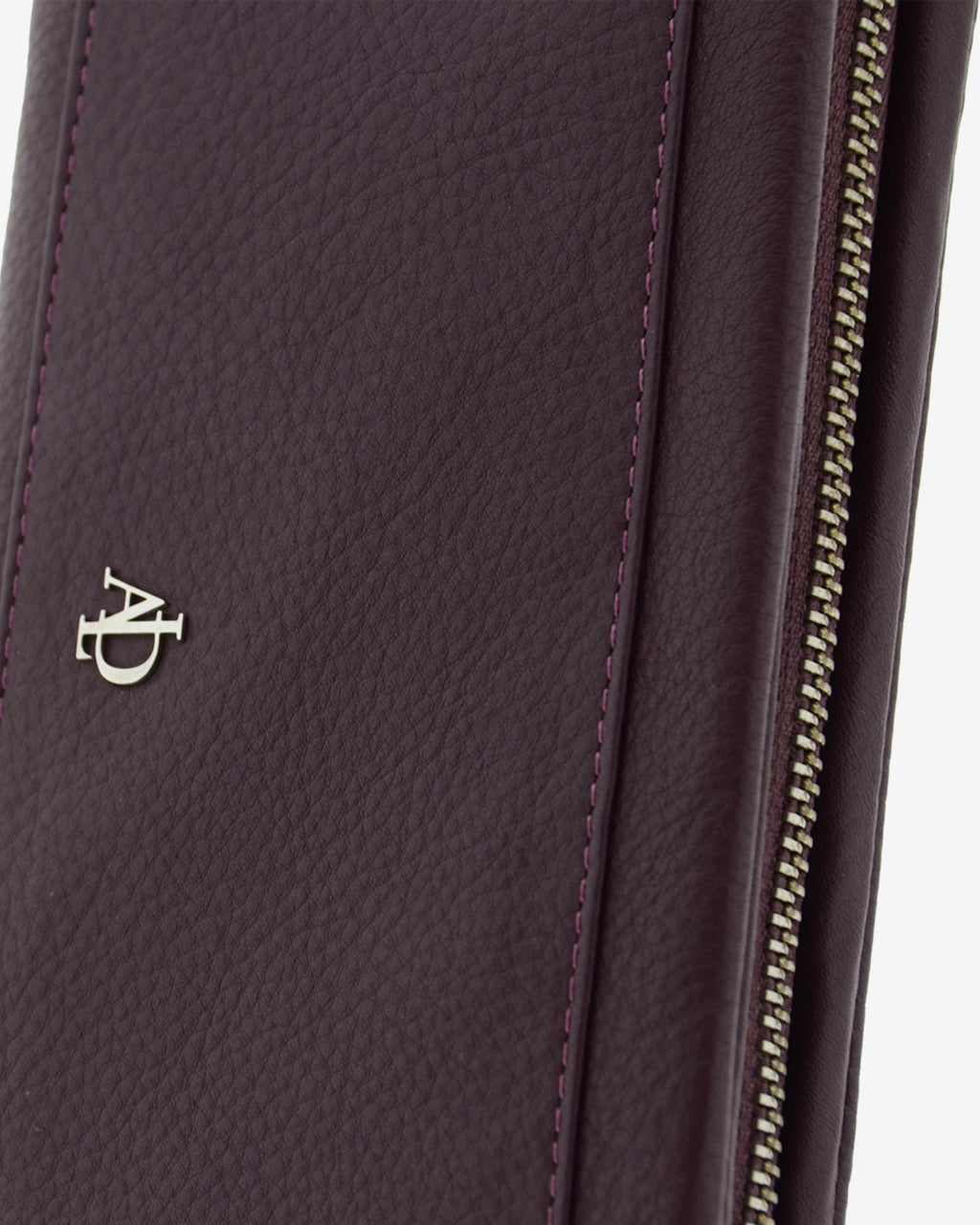 Cartera de mujer grande, compacta con cremallera y compartimento frontal, de piel genuina en color berenjena y logo plateado. Ref. 4235-19. Vista detalle piel y logo