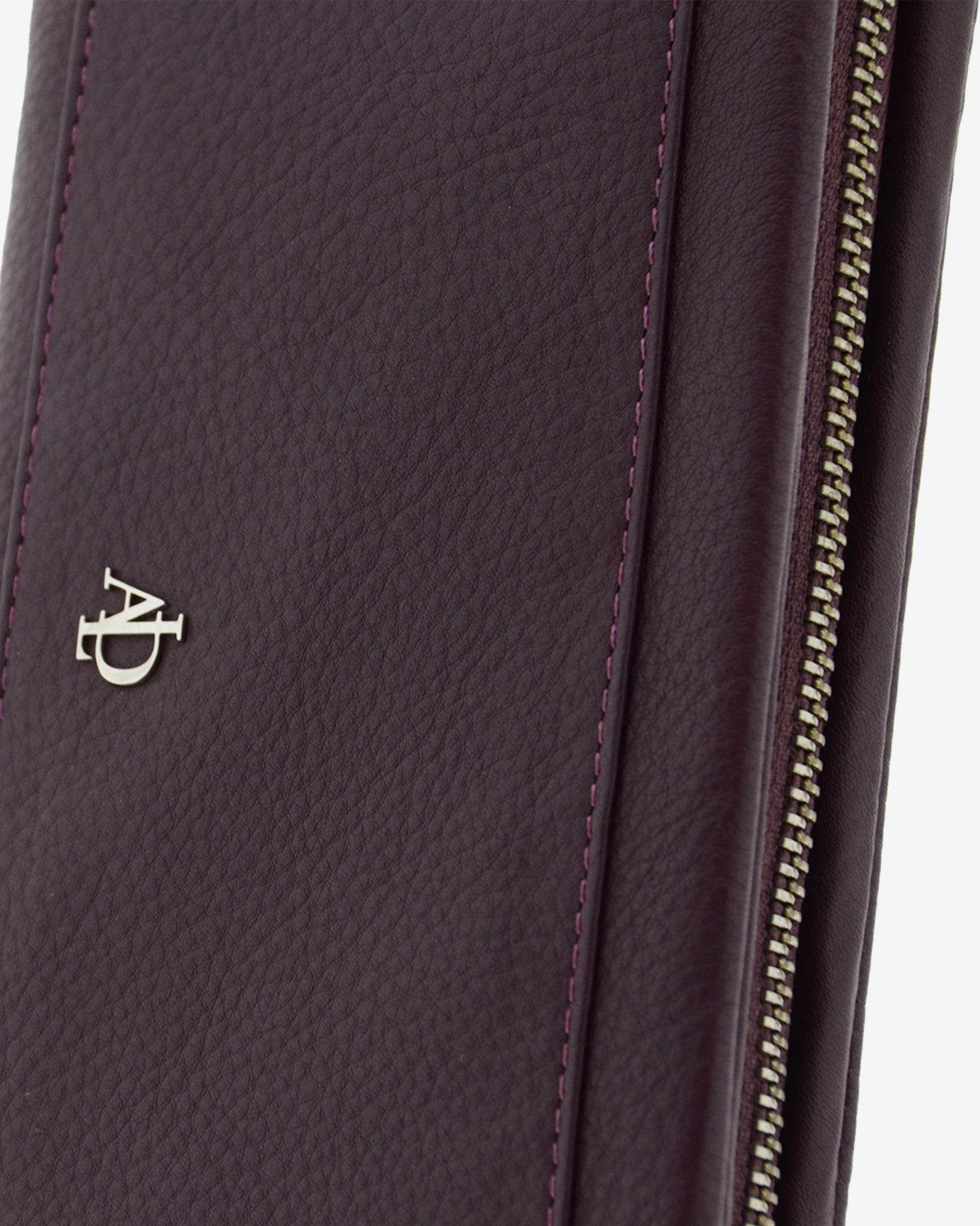 Cartera de mujer grande, compacta con cremallera y compartimento frontal, de piel genuina en color berenjena y logo plateado. Ref. 4235-19. Vista detalle piel y logo