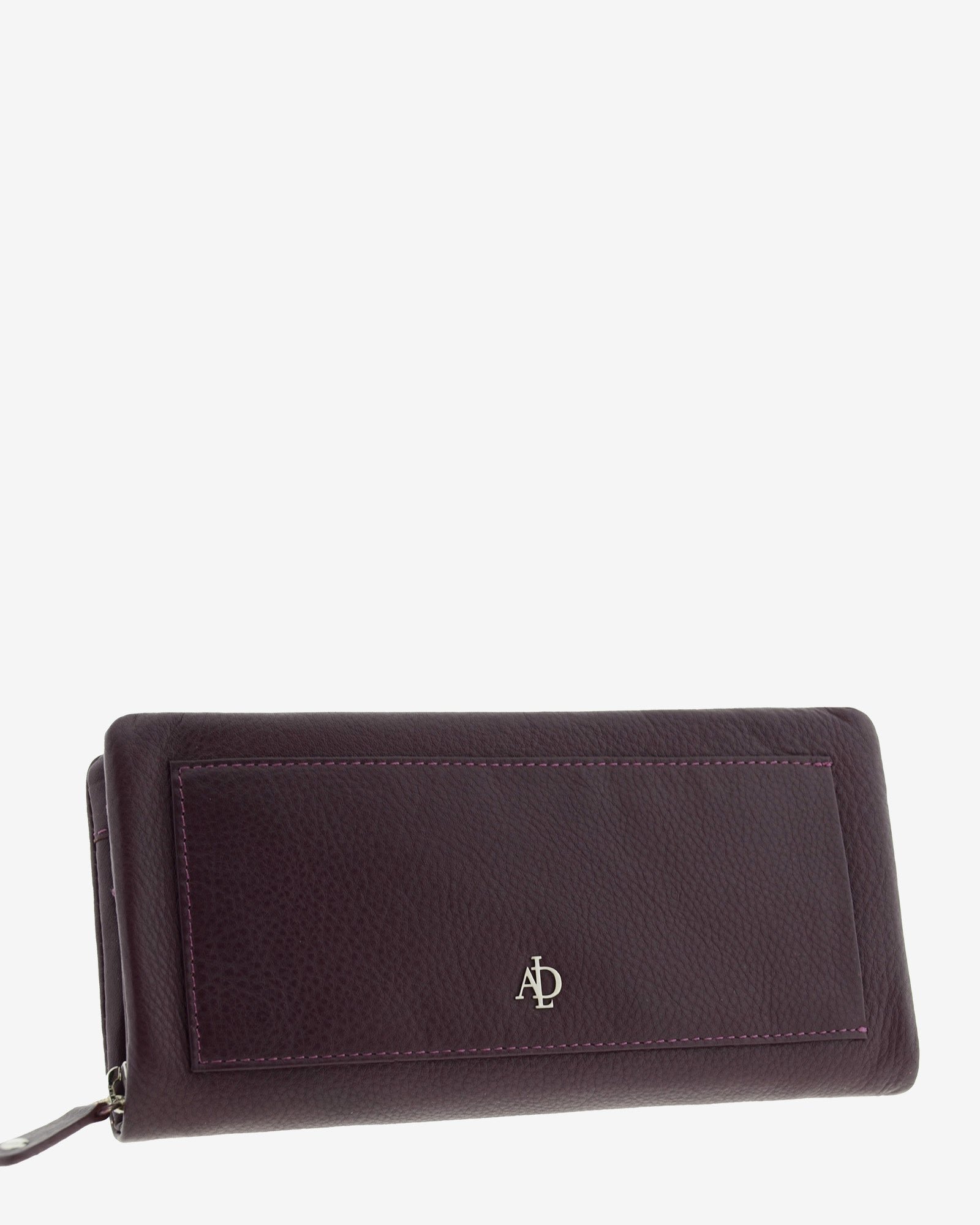 Cartera de mujer grande, compacta con cremallera y compartimento frontal, de piel genuina en color berenjena y logo plateado. Ref. 4235-19. Vista diagonal frontal