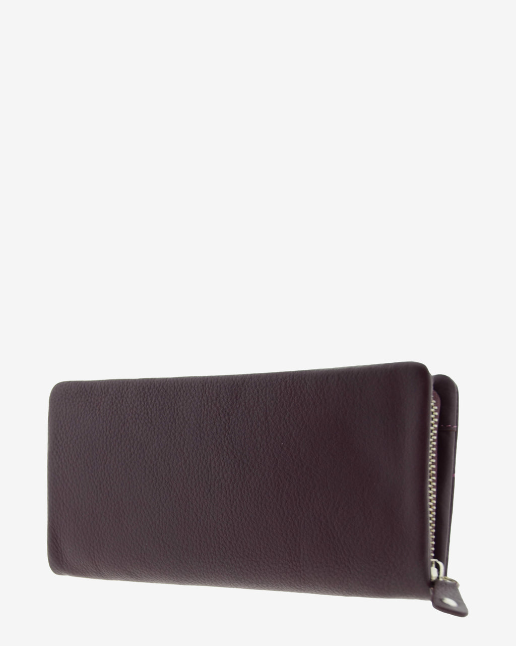 Cartera de mujer grande, compacta con cremallera y compartimento frontal, de piel genuina en color berenjena y logo plateado. Ref. 4235-19. Vista  diagonal trasera