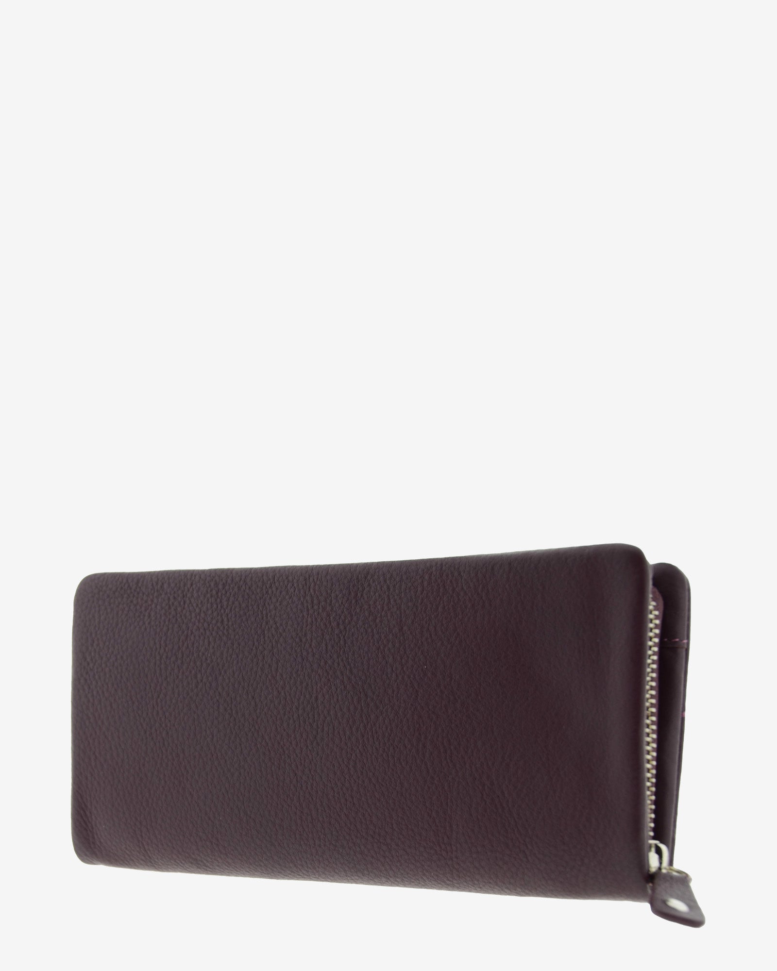 Cartera de mujer grande, compacta con cremallera y compartimento frontal, de piel genuina en color berenjena y logo plateado. Ref. 4235-19. Vista  diagonal trasera