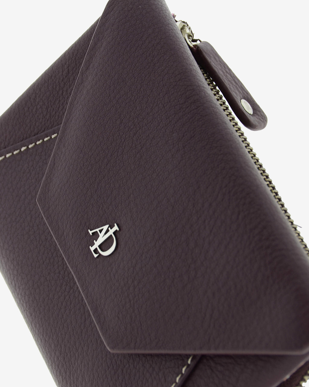 Cartera pequena de mujer en piel autentica con forma de sobre en color berenjena. Ref. 4236-19. Vista detalle piel y logo Adapell.