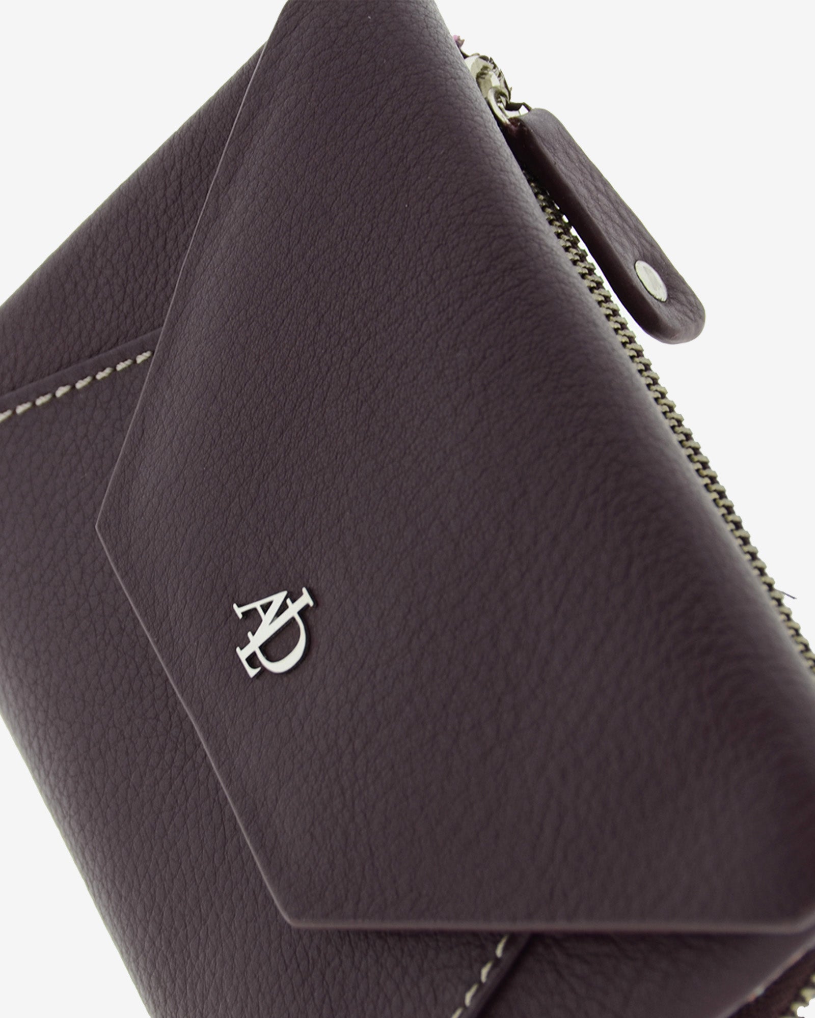 Cartera pequena de mujer en piel autentica con forma de sobre en color berenjena. Ref. 4236-19. Vista detalle piel y logo Adapell.