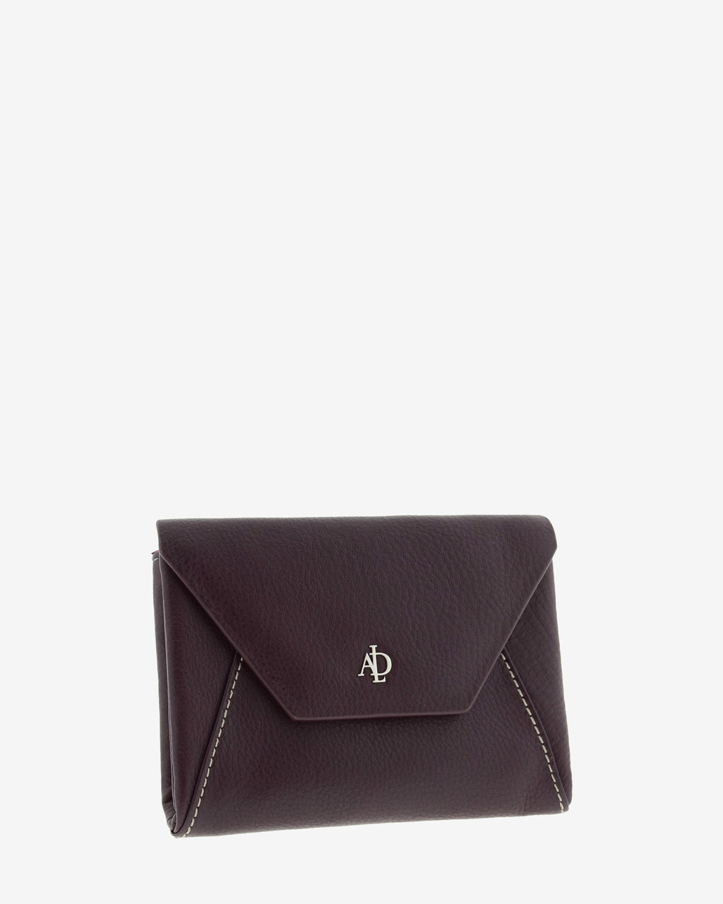 Cartera pequena de mujer en piel autentica con forma de sobre en color berenjena. Ref. 4236-19. Vista diagonal frontal.