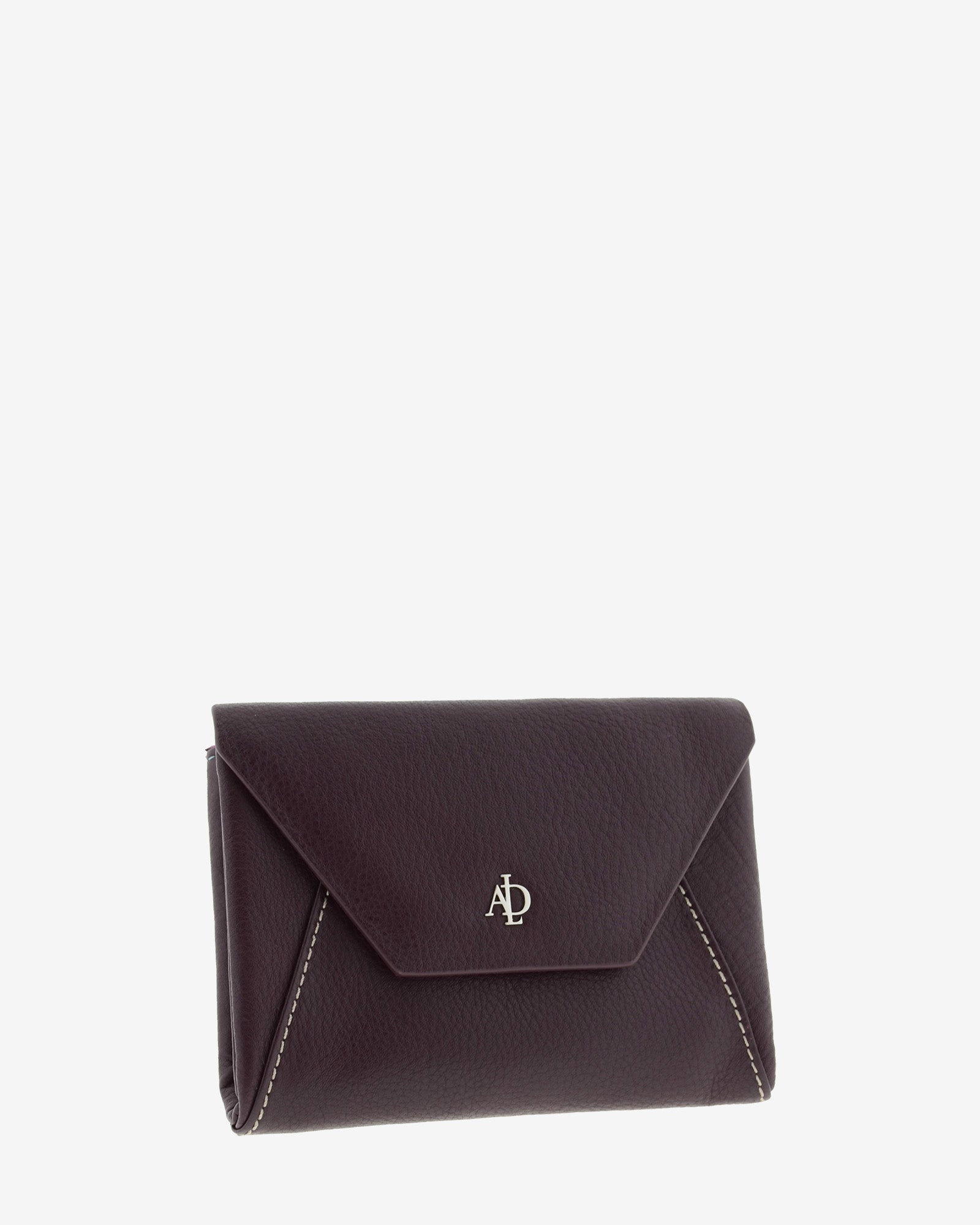 Cartera pequena de mujer en piel autentica con forma de sobre en color berenjena. Ref. 4236-19. Vista diagonal frontal.